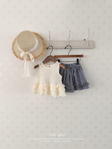 April frill blouse