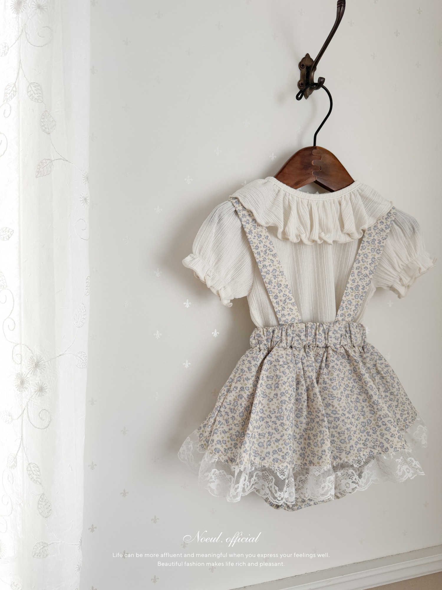 Frill collar puff tops