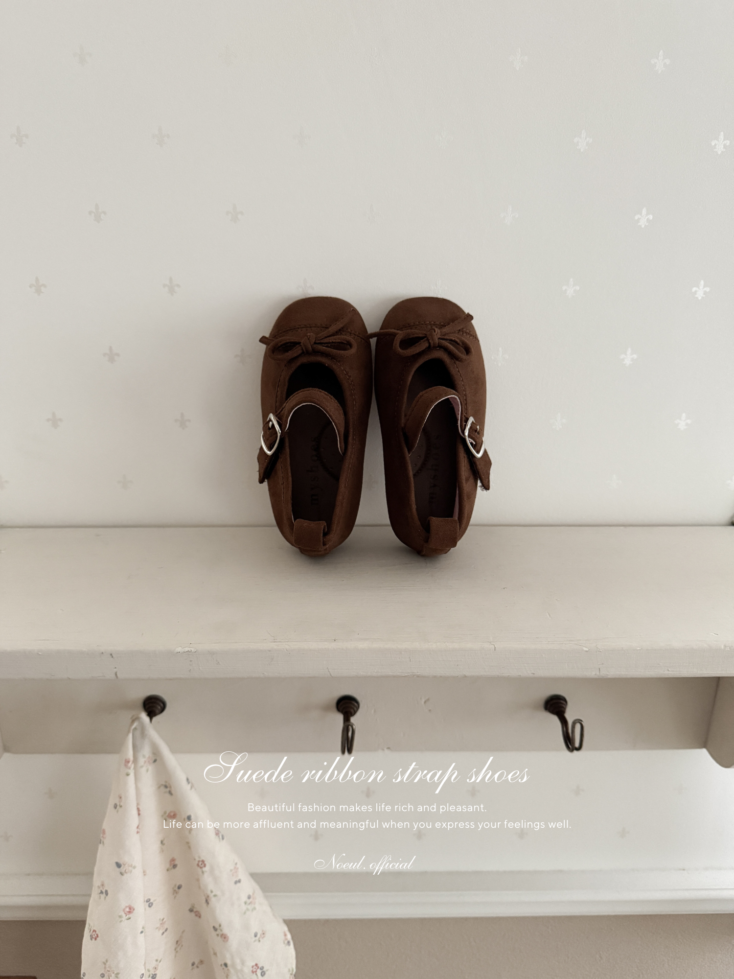 Suede ribbon strap shoes