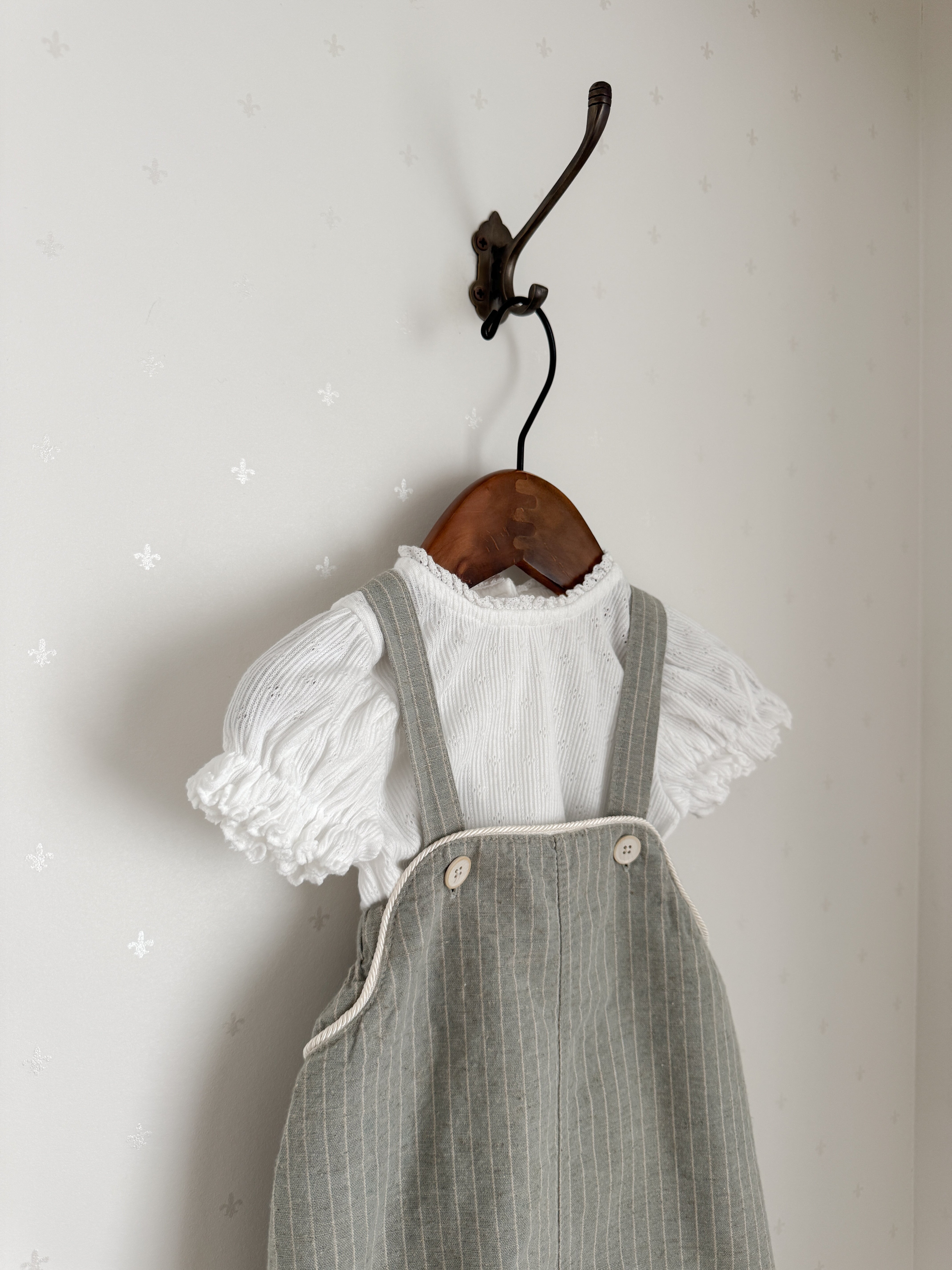 Stripe line suspender suit