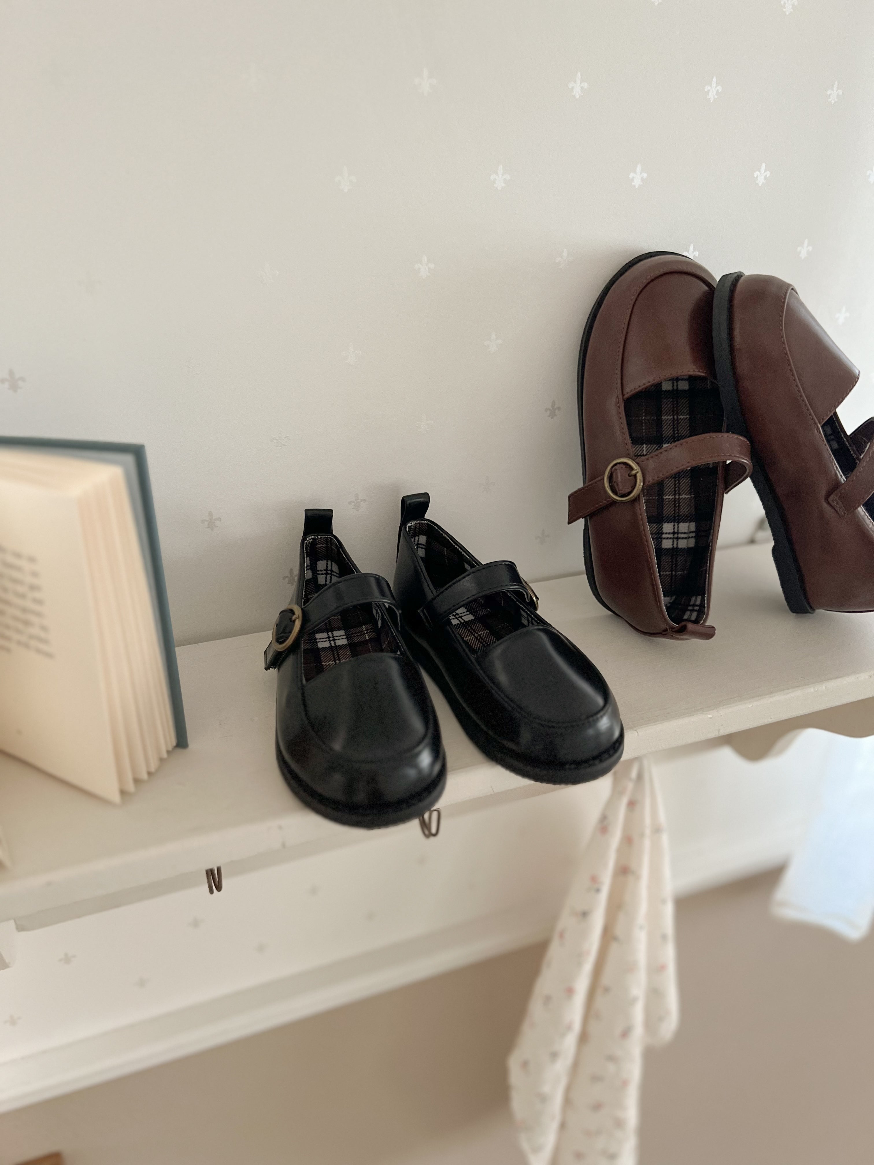 Chopin strap shoes