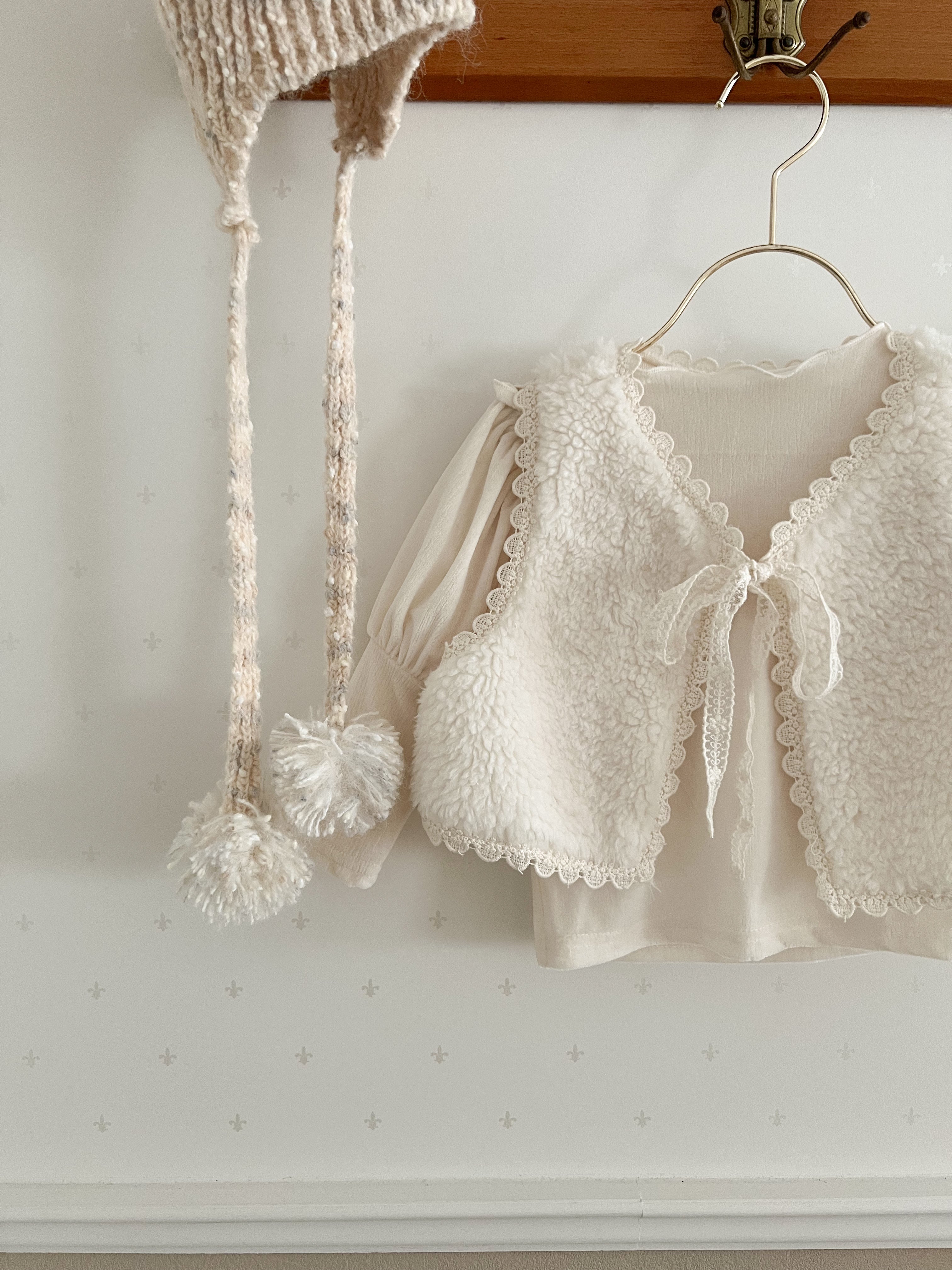 Snow lace boa vest