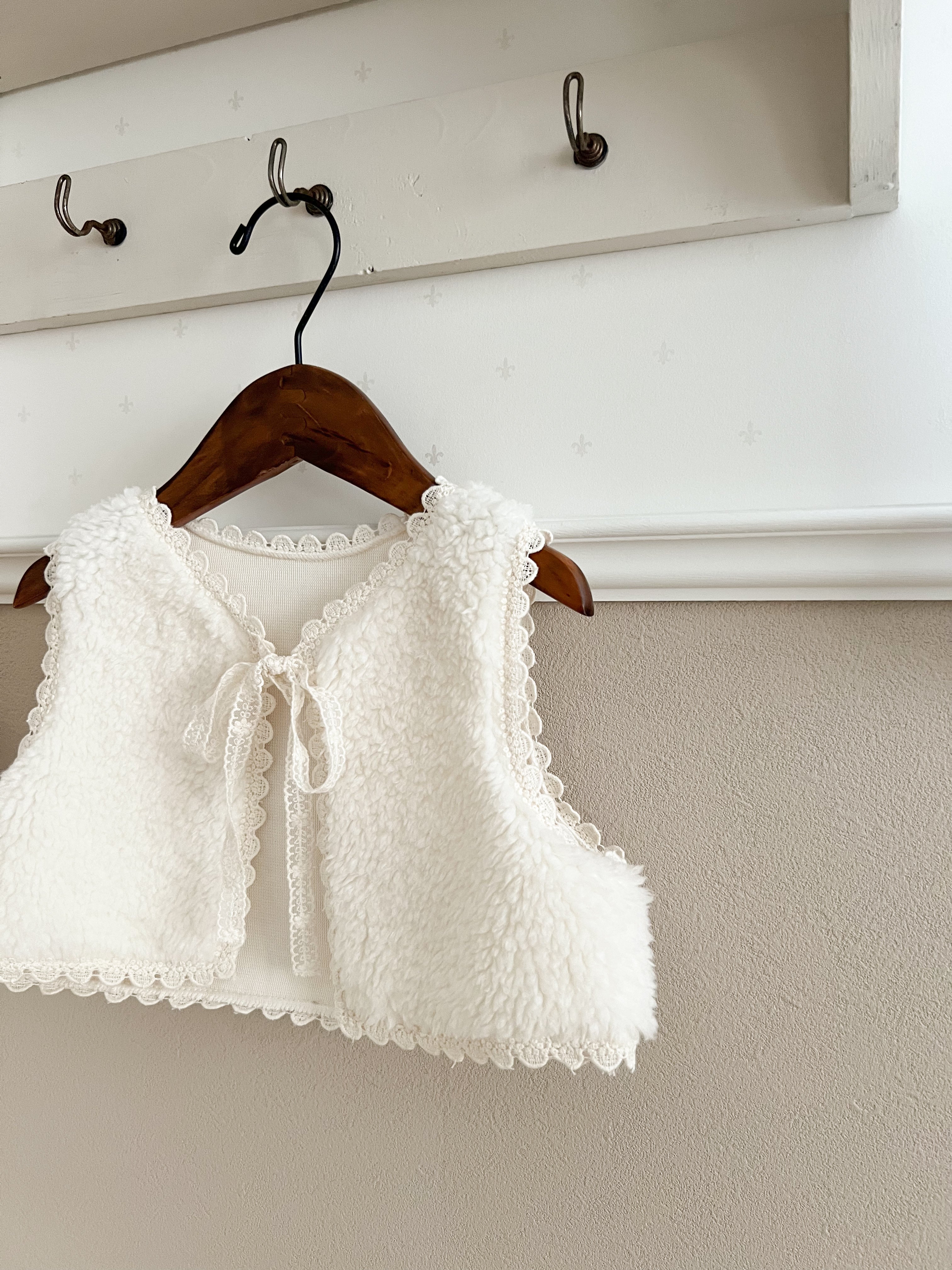 Snow lace boa vest