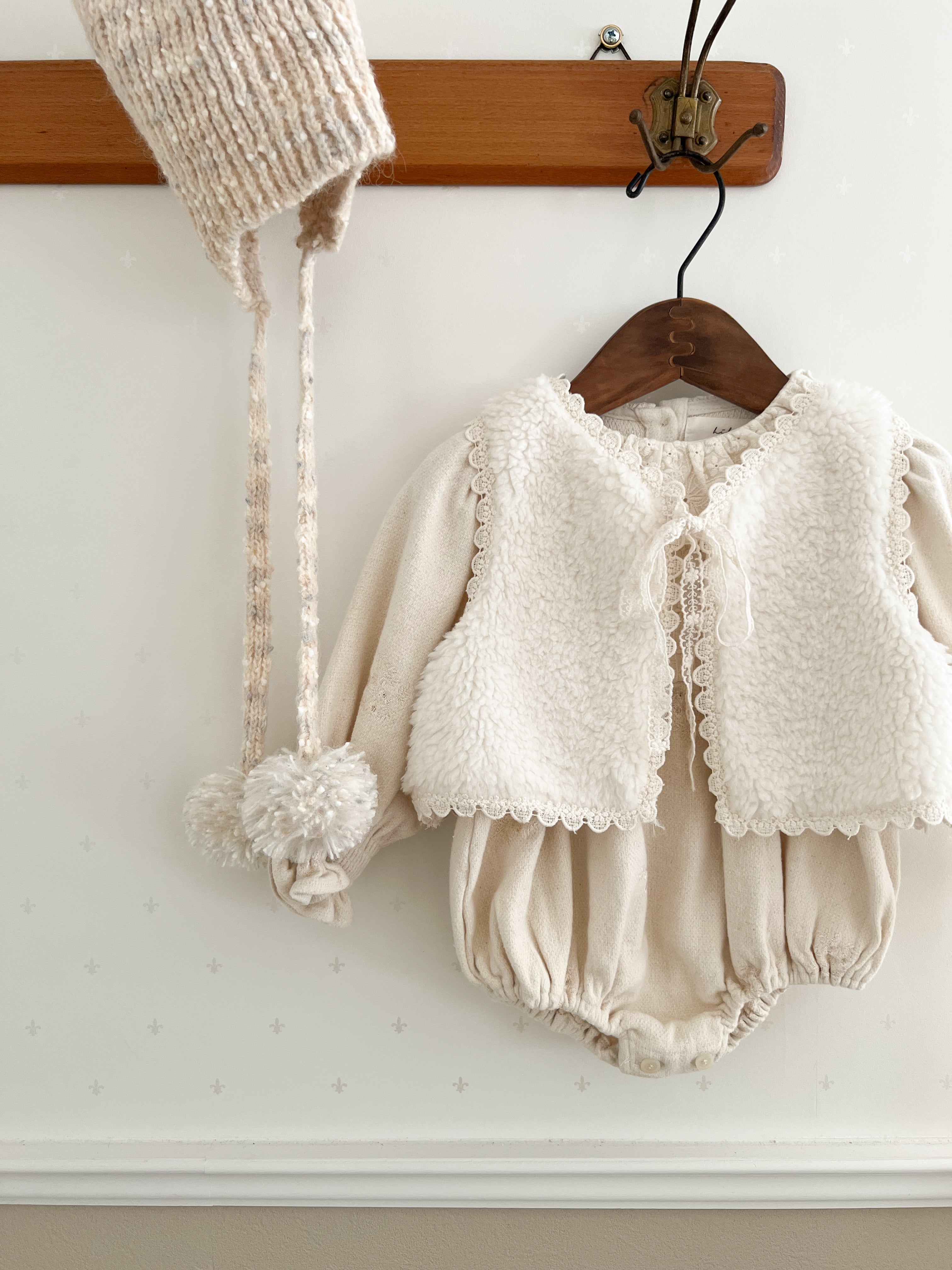 Snow lace boa vest