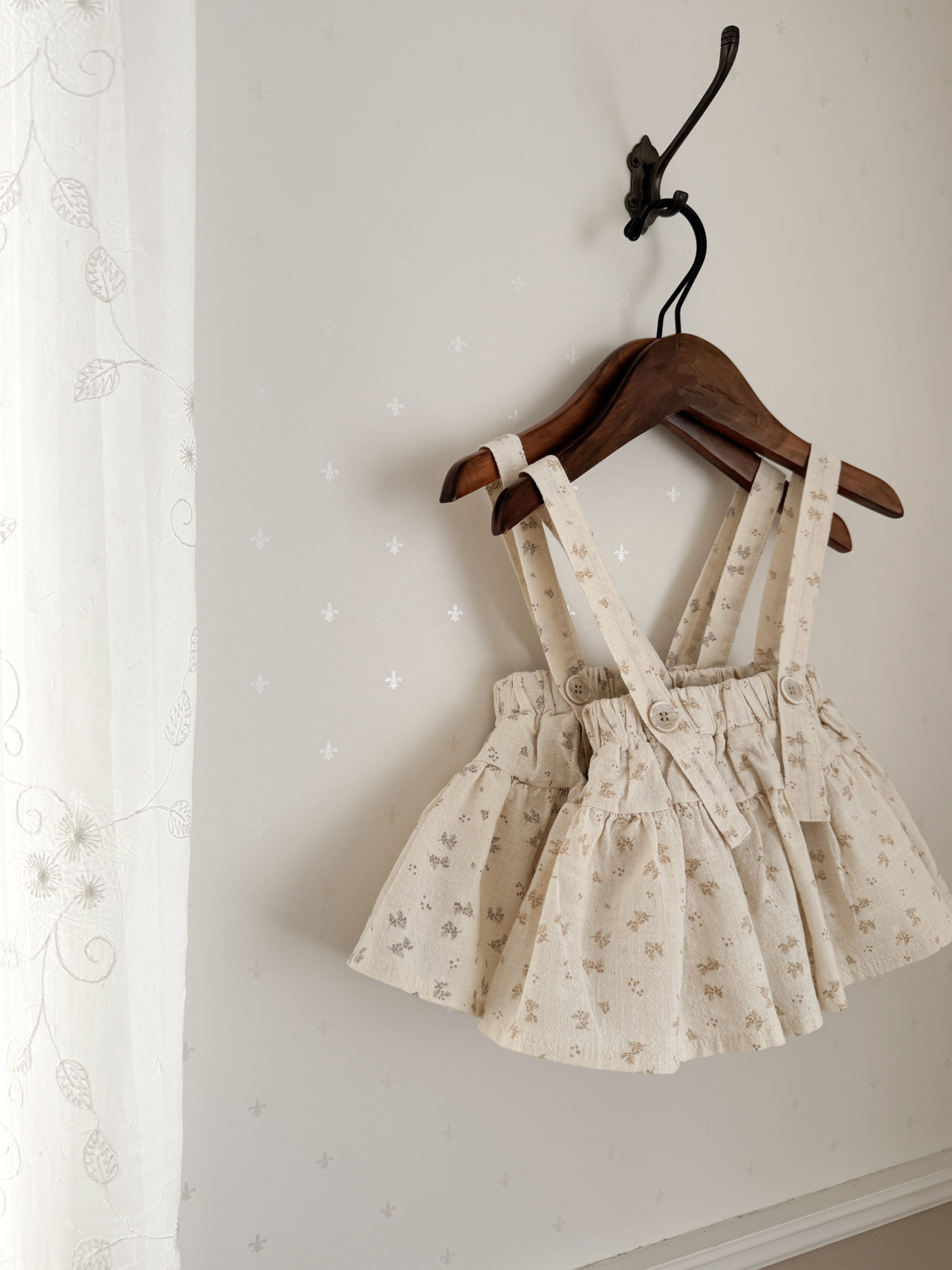 Leaf suspender skirt