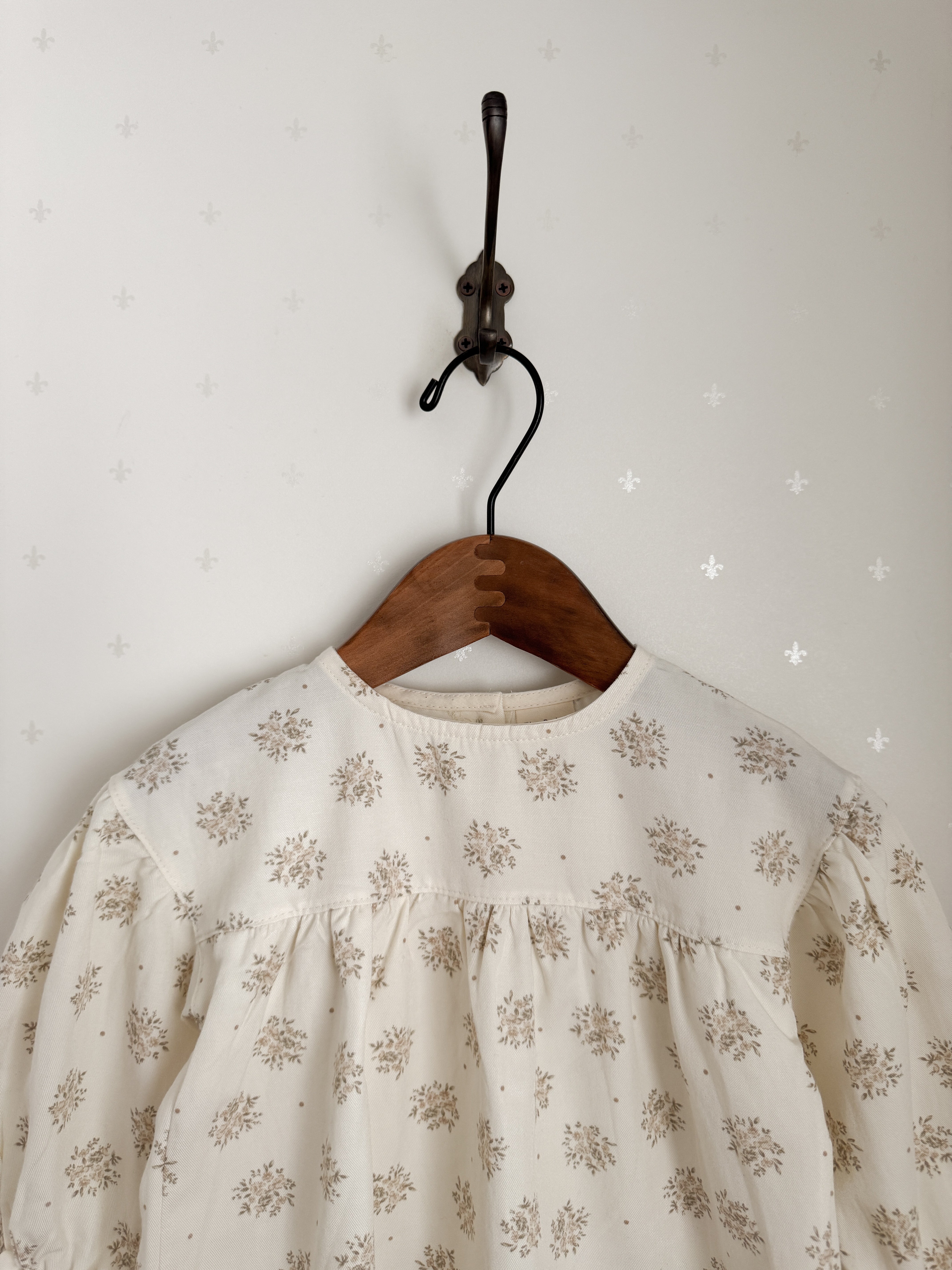 Flower shirring blouse