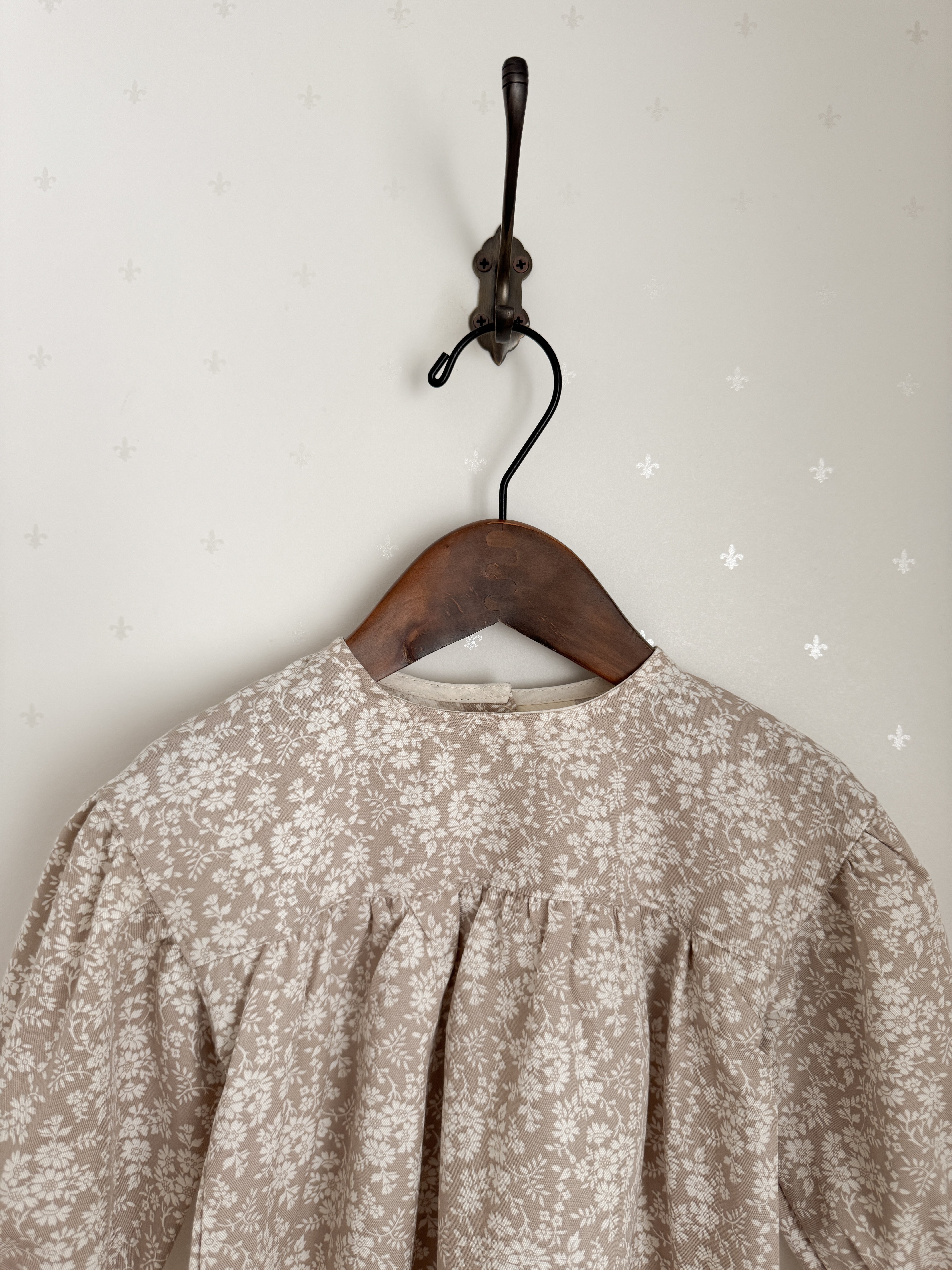 Flower shirring blouse