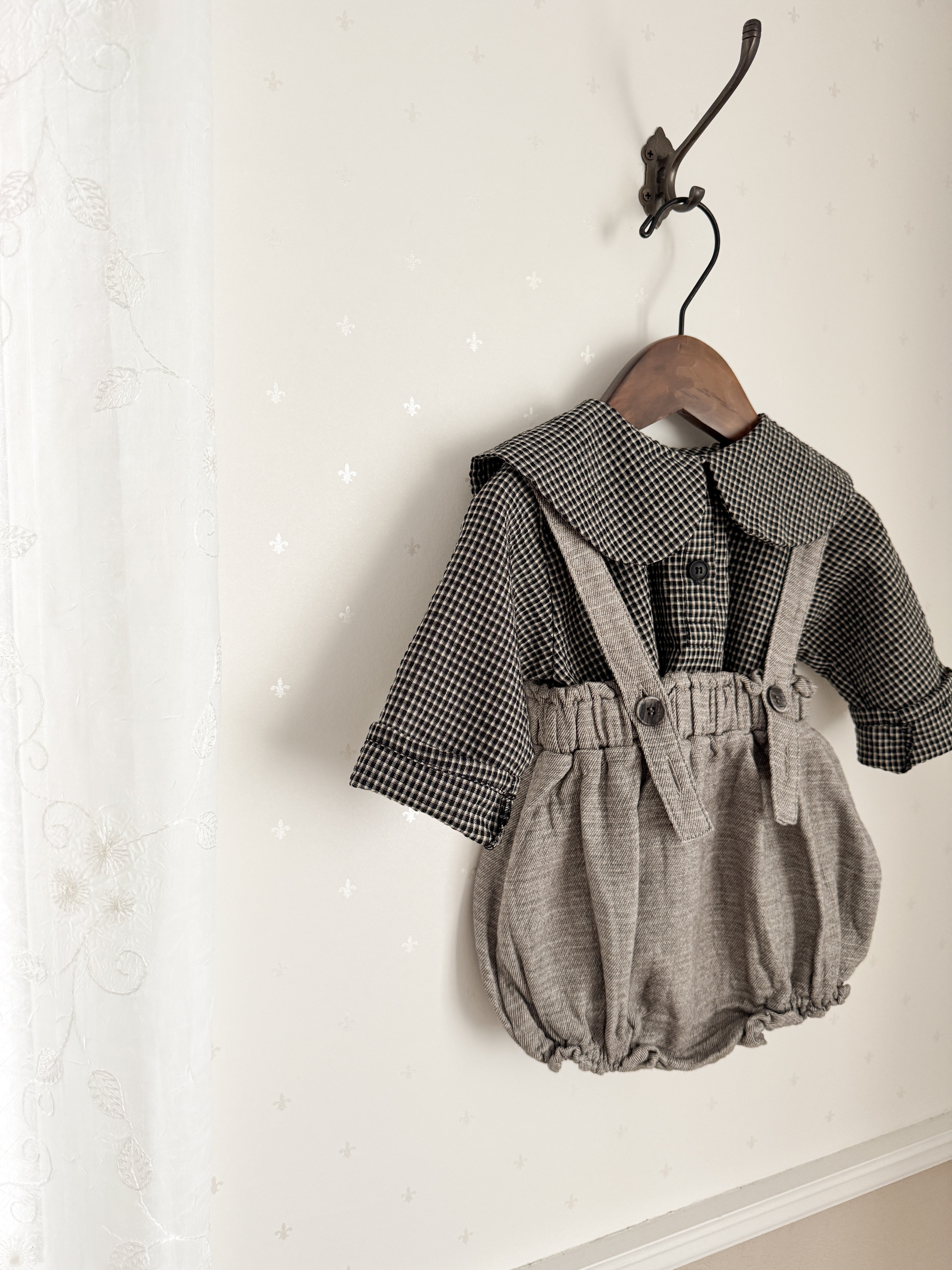 Check collar blouse