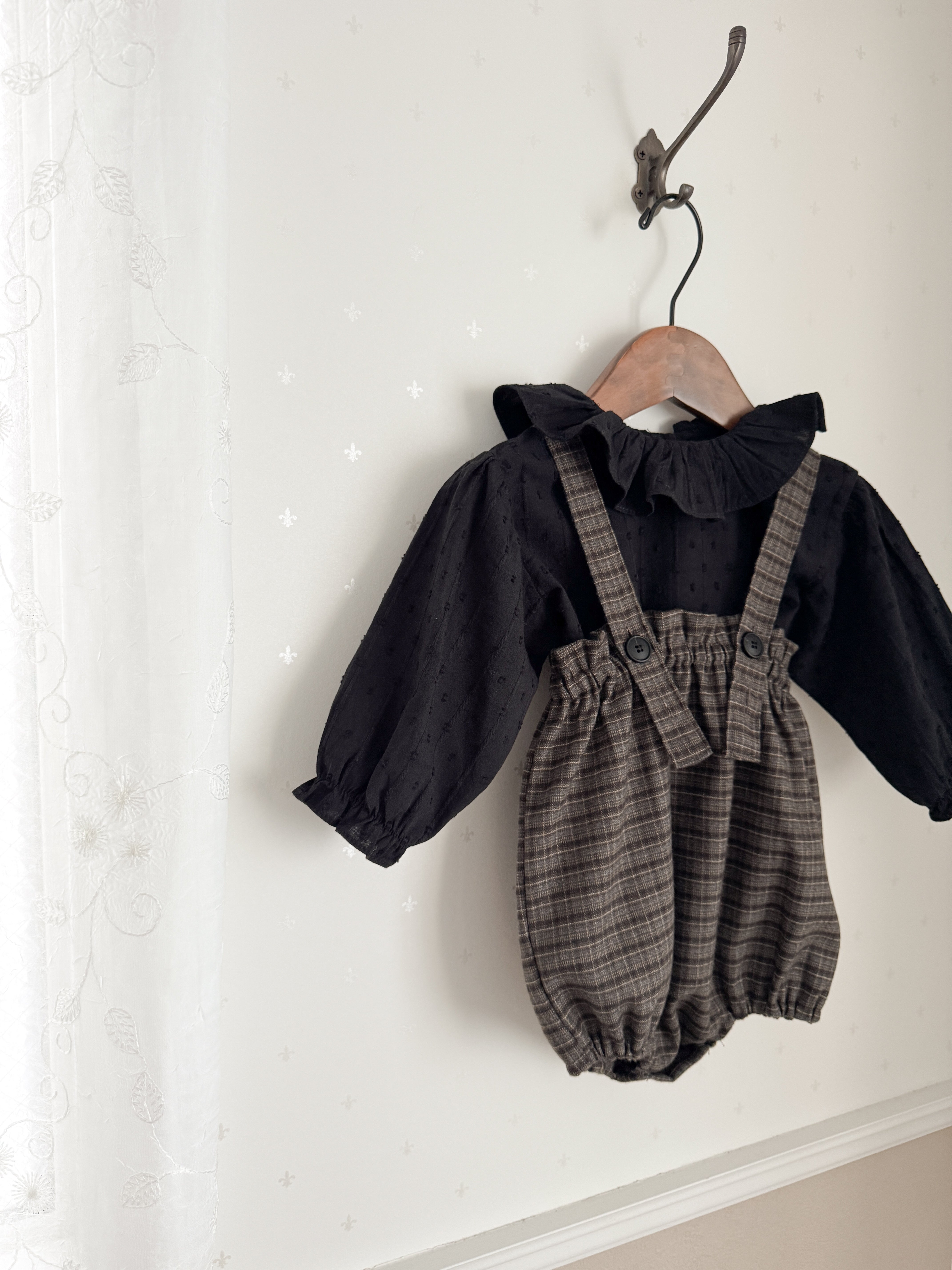 Snow ruffle blouse