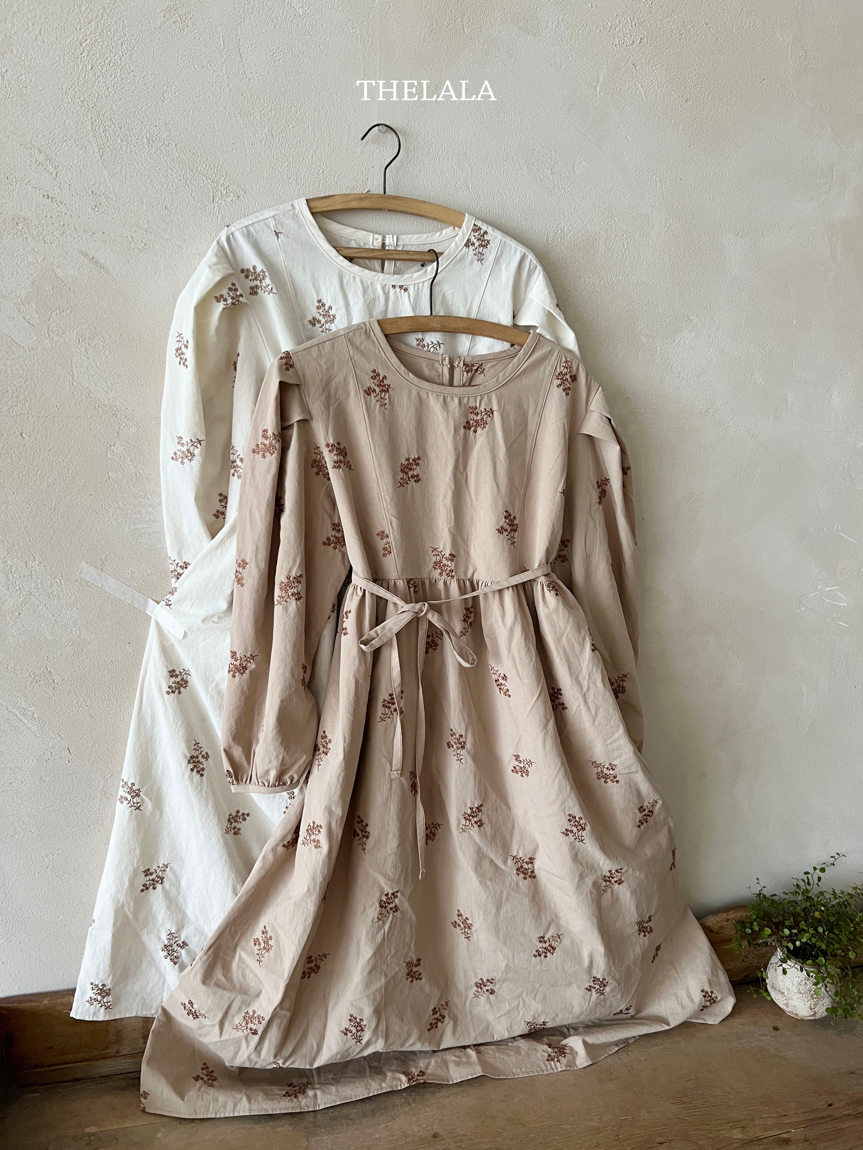 ［thelala］Embroidery one-piece (mom)