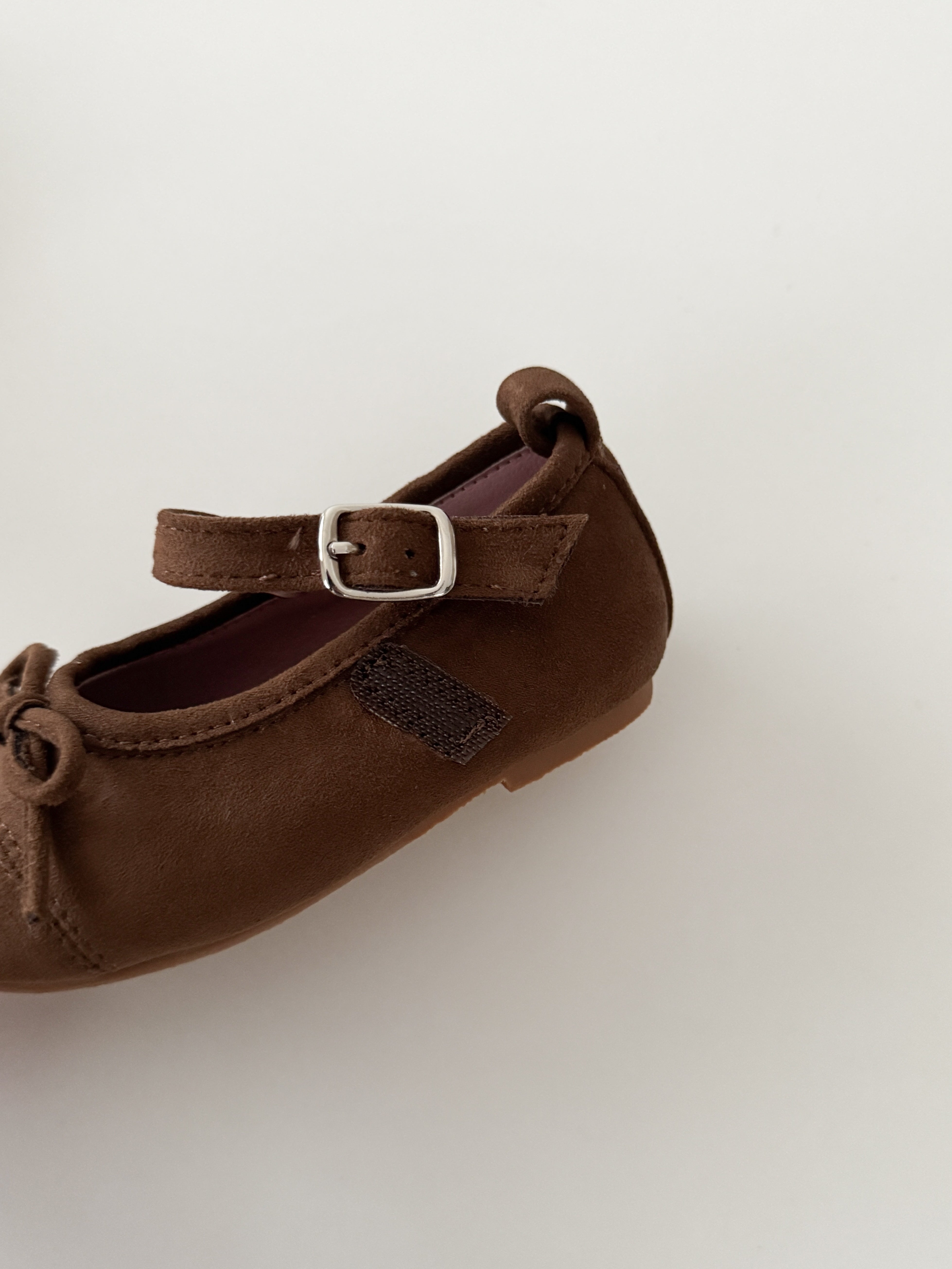 Suede ribbon strap shoes