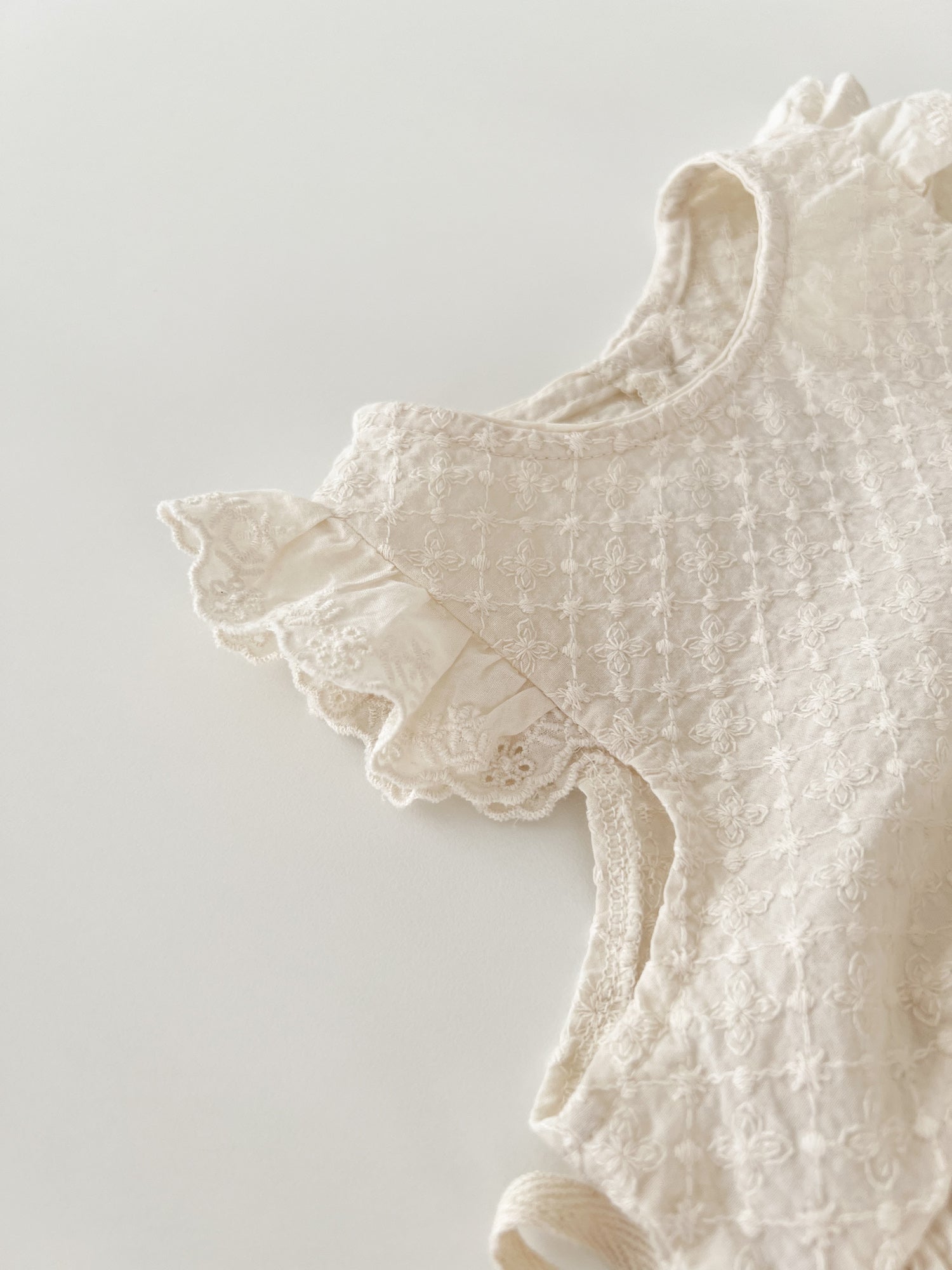 Lace frill bebe vest