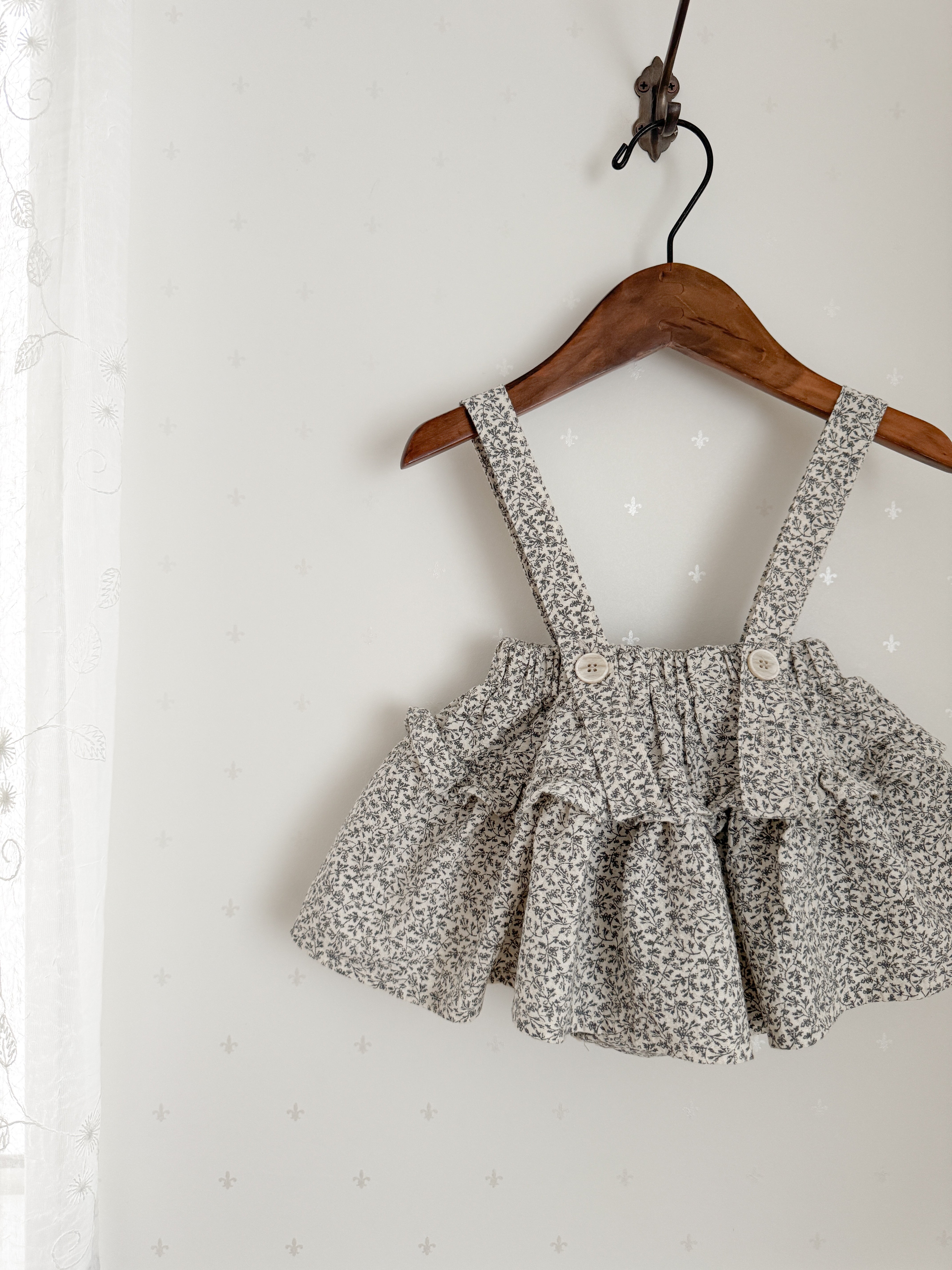 Dobby frill suspender skirt