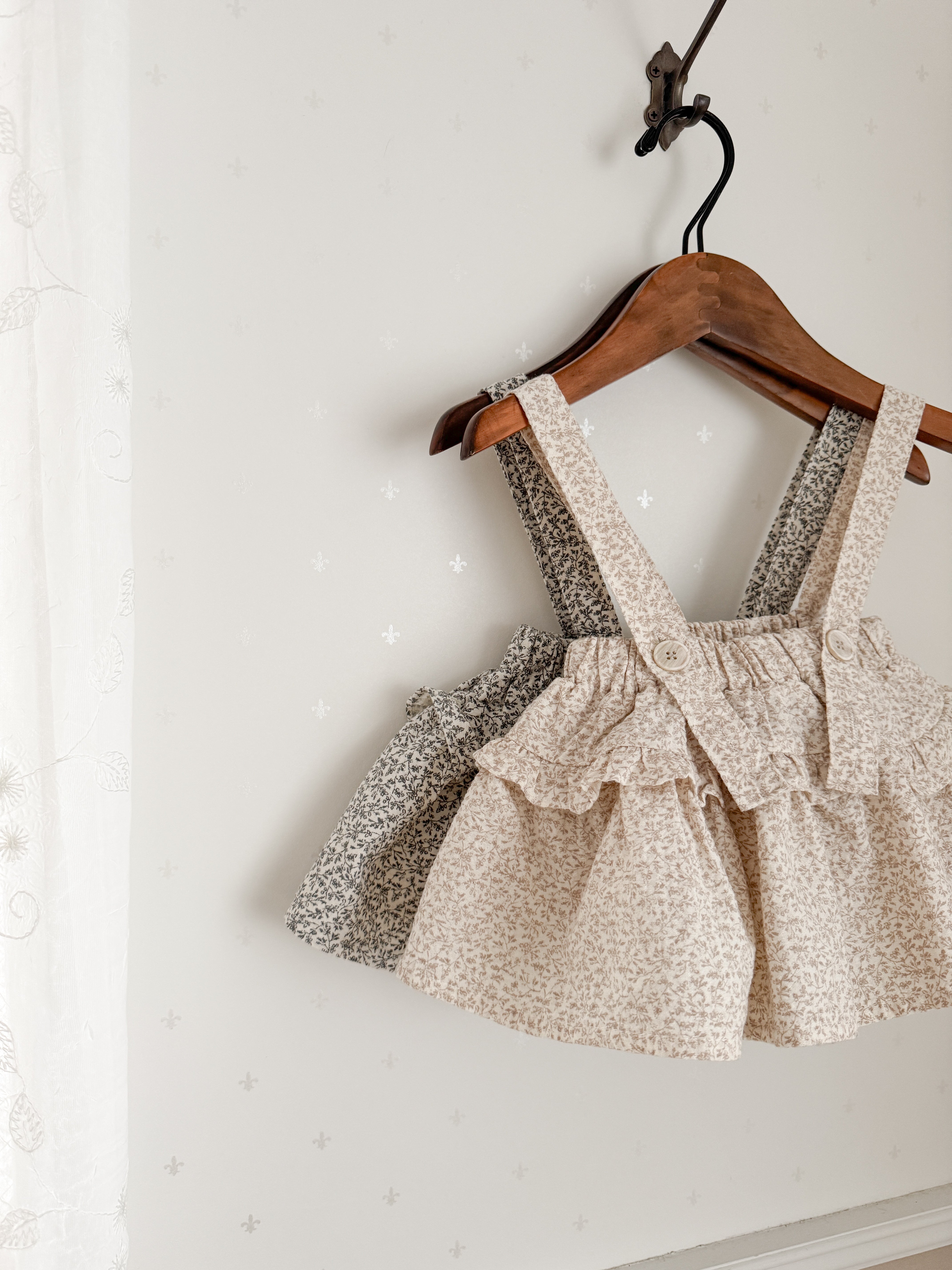 Dobby frill suspender skirt