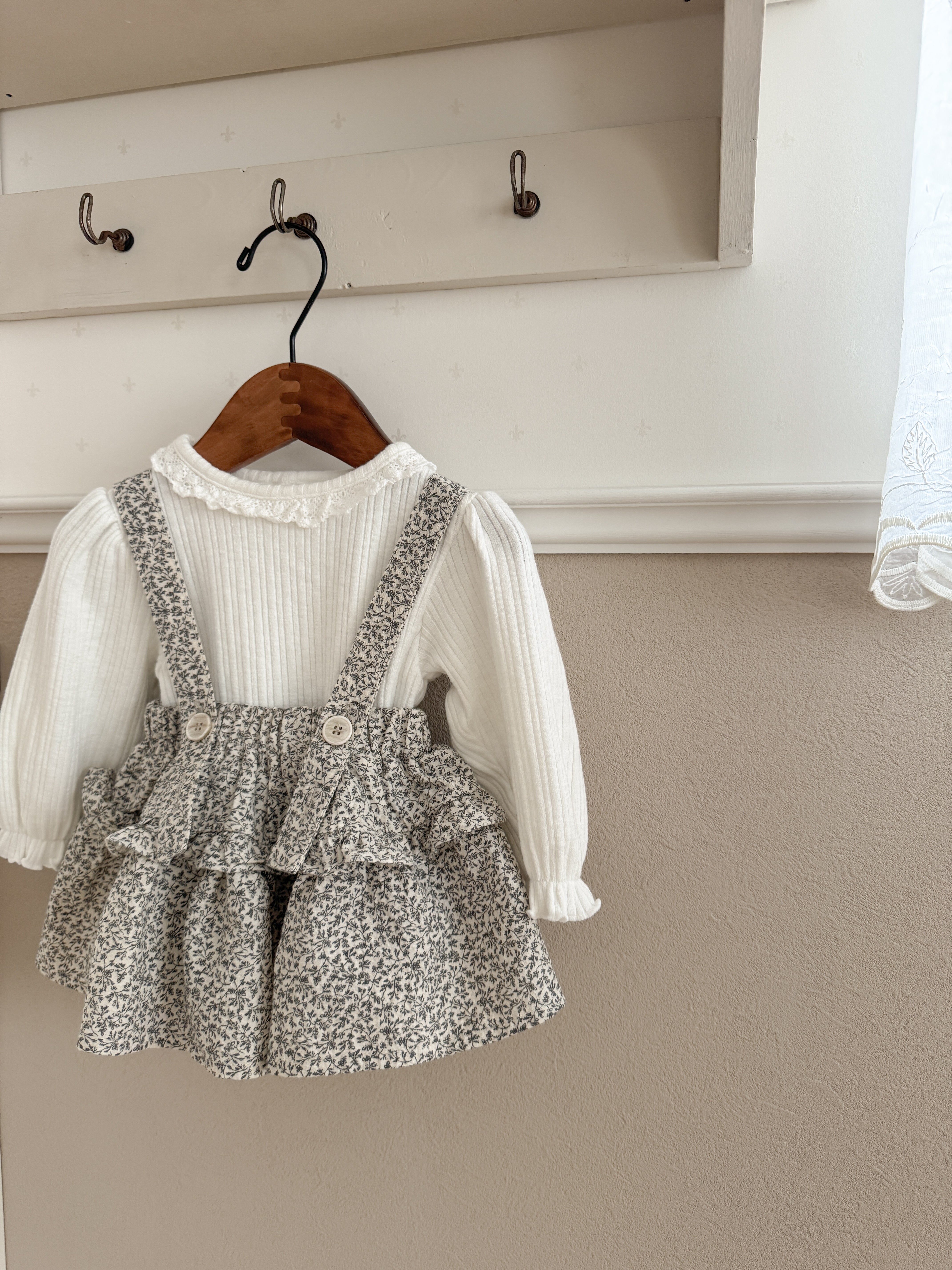 Dobby frill suspender skirt