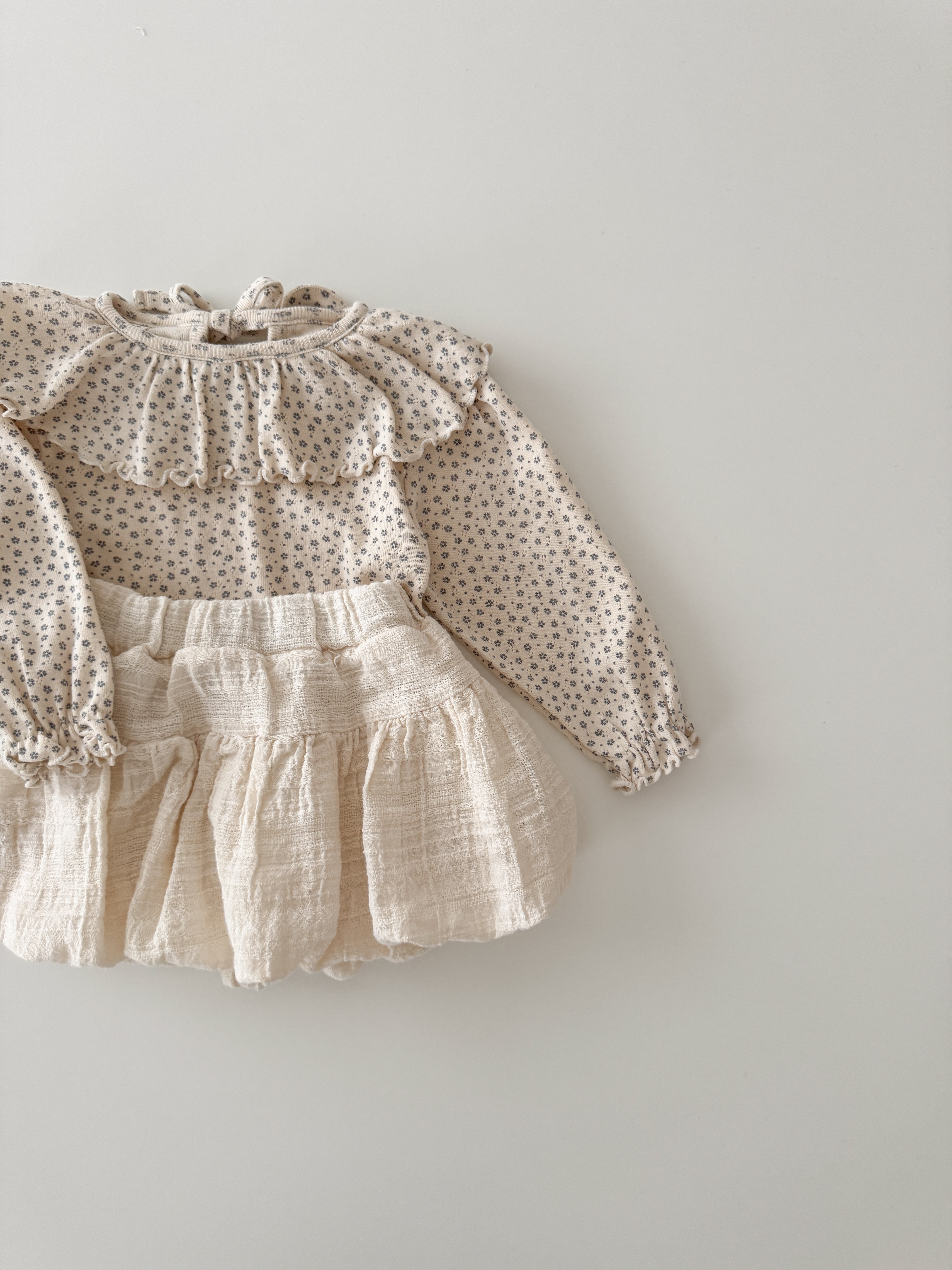 Dia flower frill collar tops