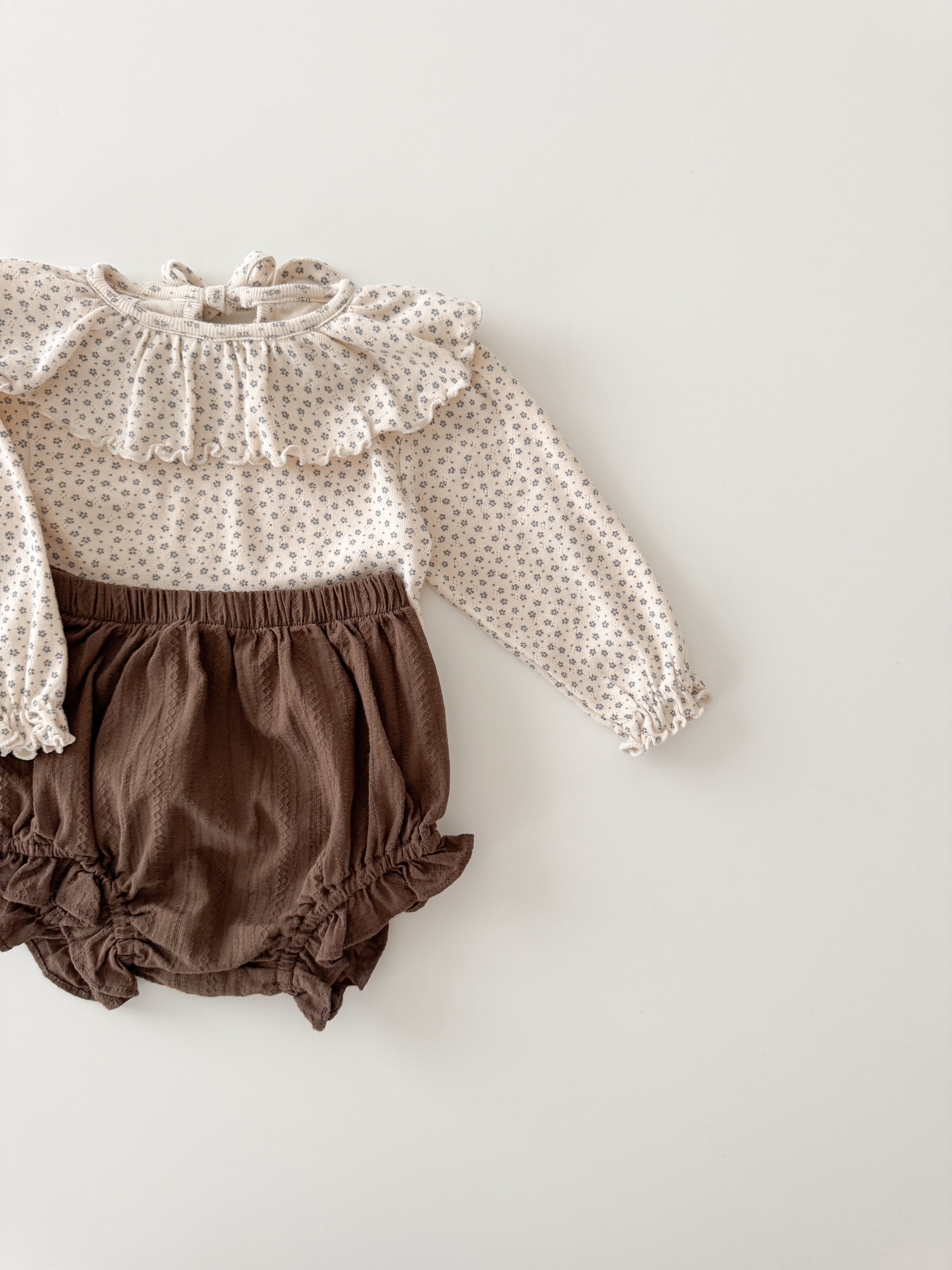 Dia flower frill collar tops