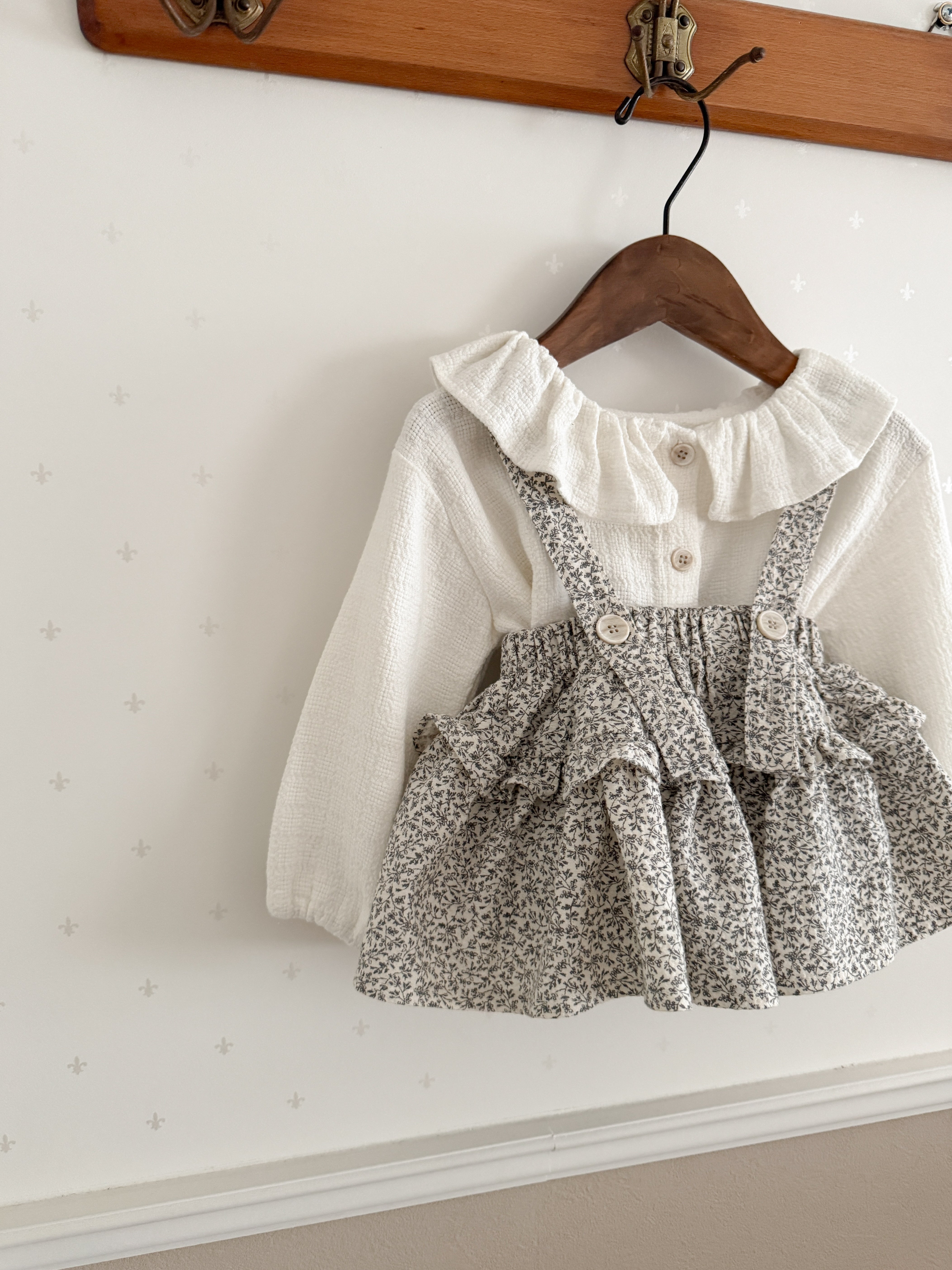 Dobby frill suspender skirt