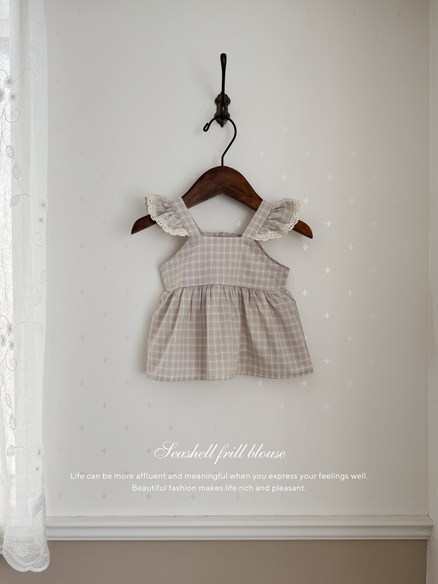 Seashell frill blouse