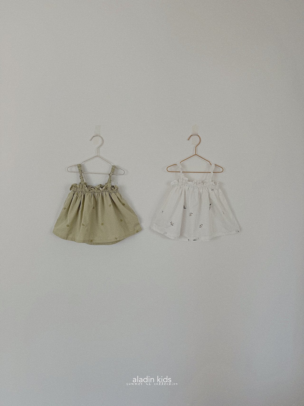 ［aladin］Embroidery sleeveless blouse