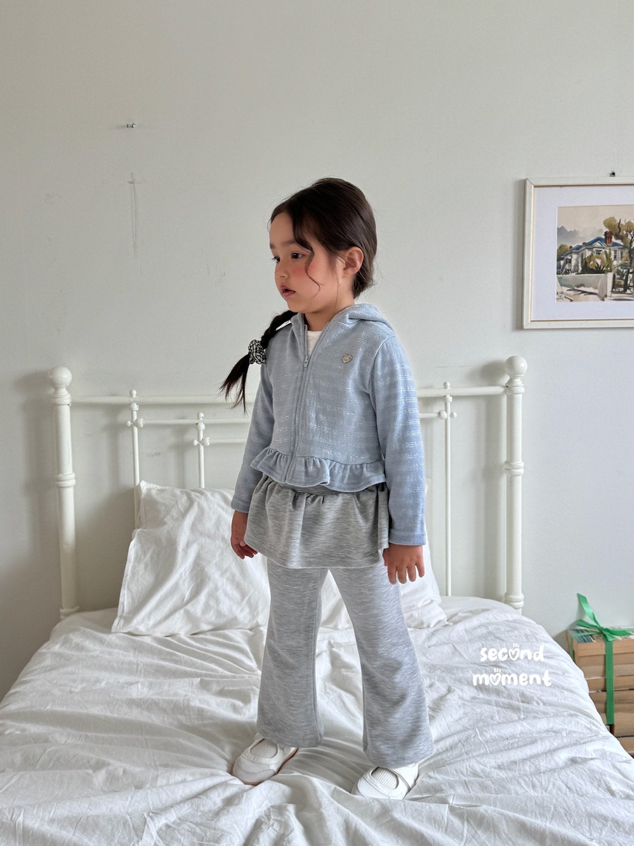 ［second moment］Glow frill zip up hoodie