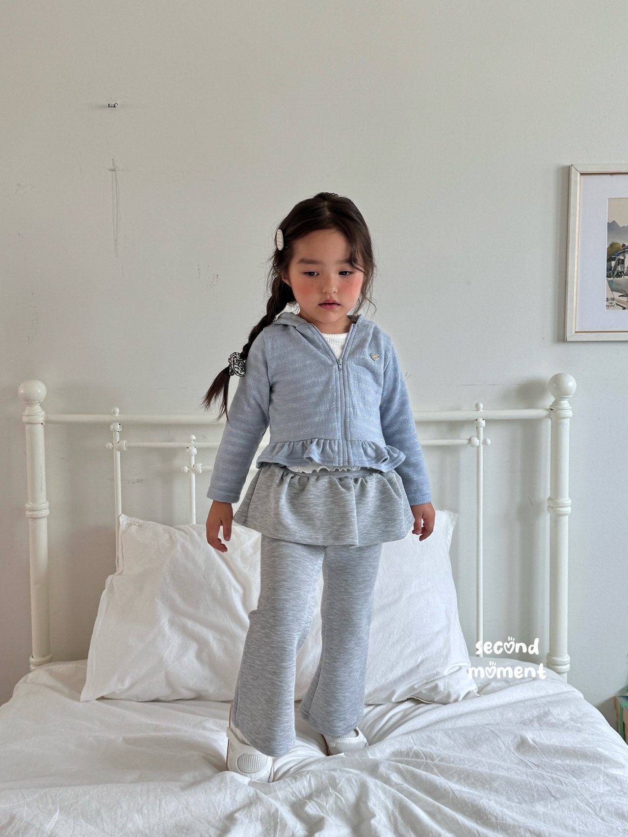 ［second moment］Glow frill zip up hoodie