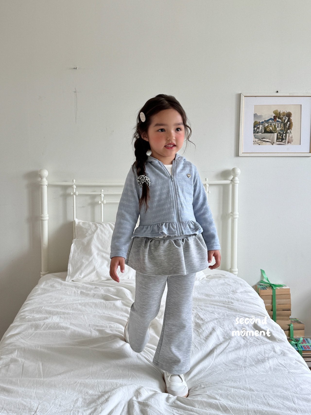 ［second moment］Glow frill zip up hoodie