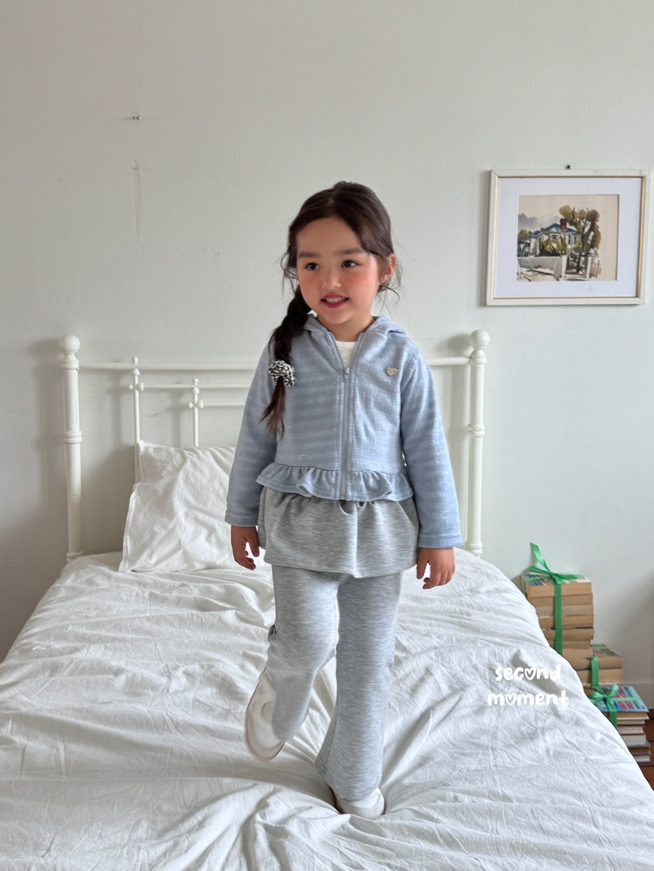 ［second moment］Glow frill zip up hoodie