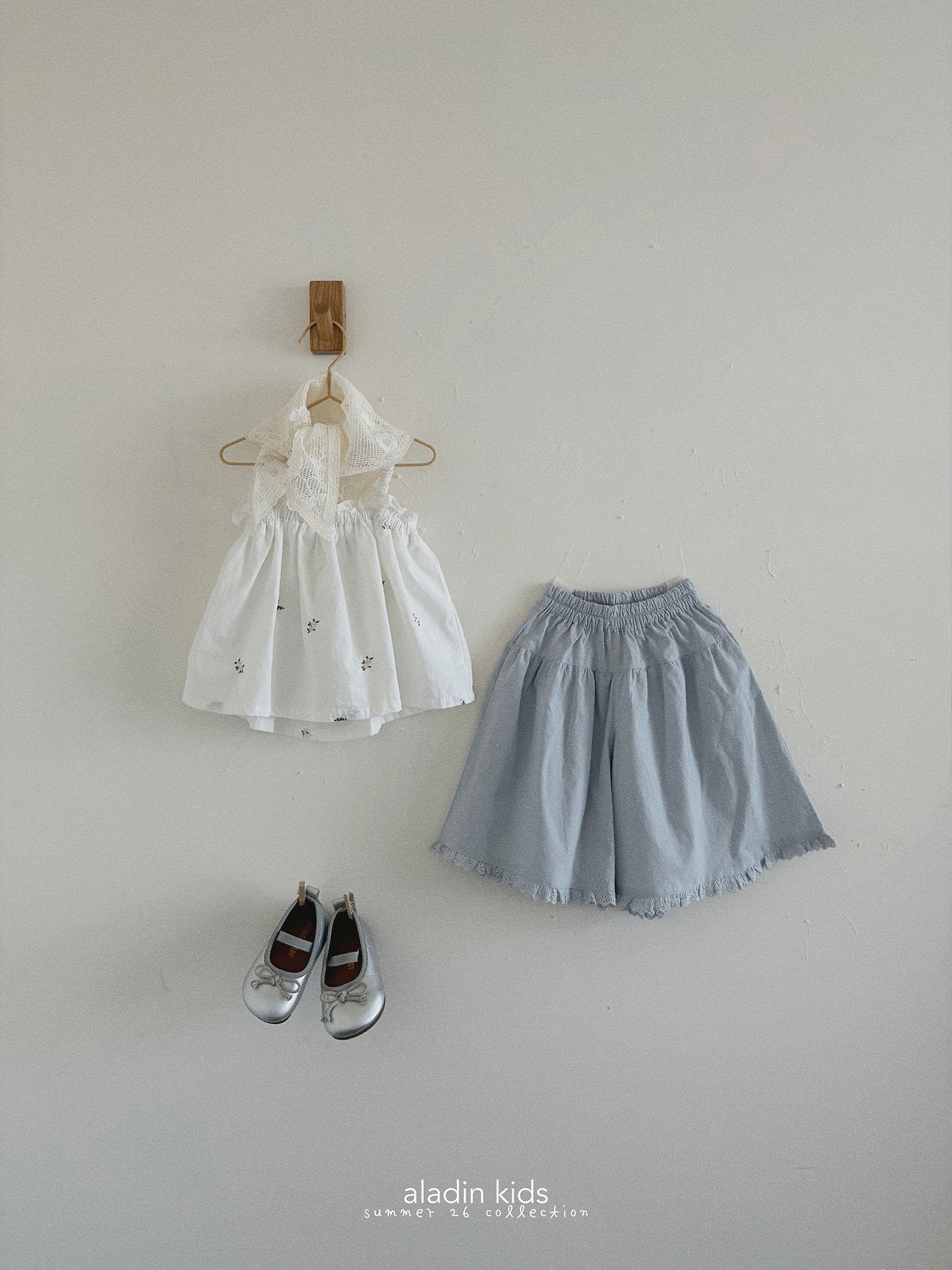 ［aladin］Embroidery sleeveless blouse