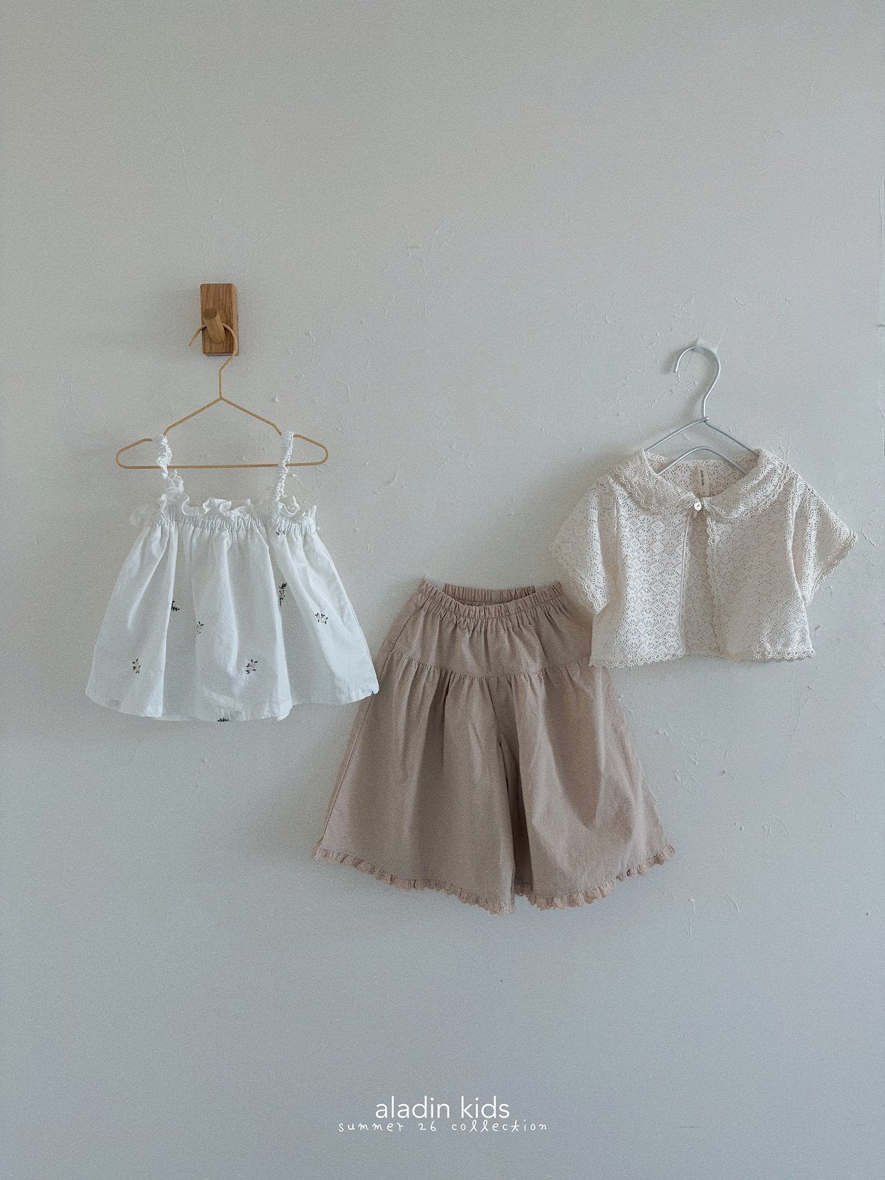 ［aladin］Embroidery sleeveless blouse
