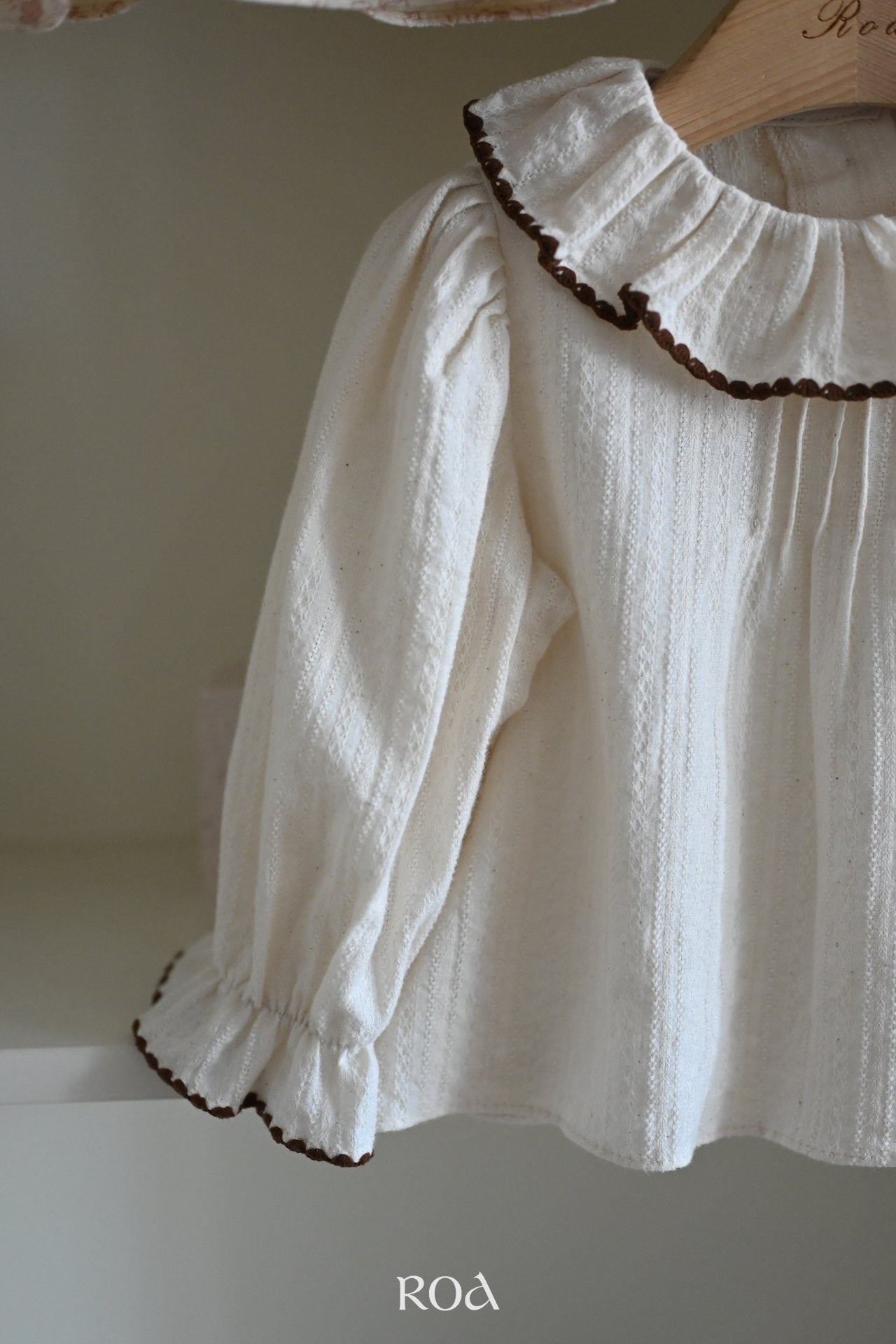 ［ROA］Tuck frill blouse