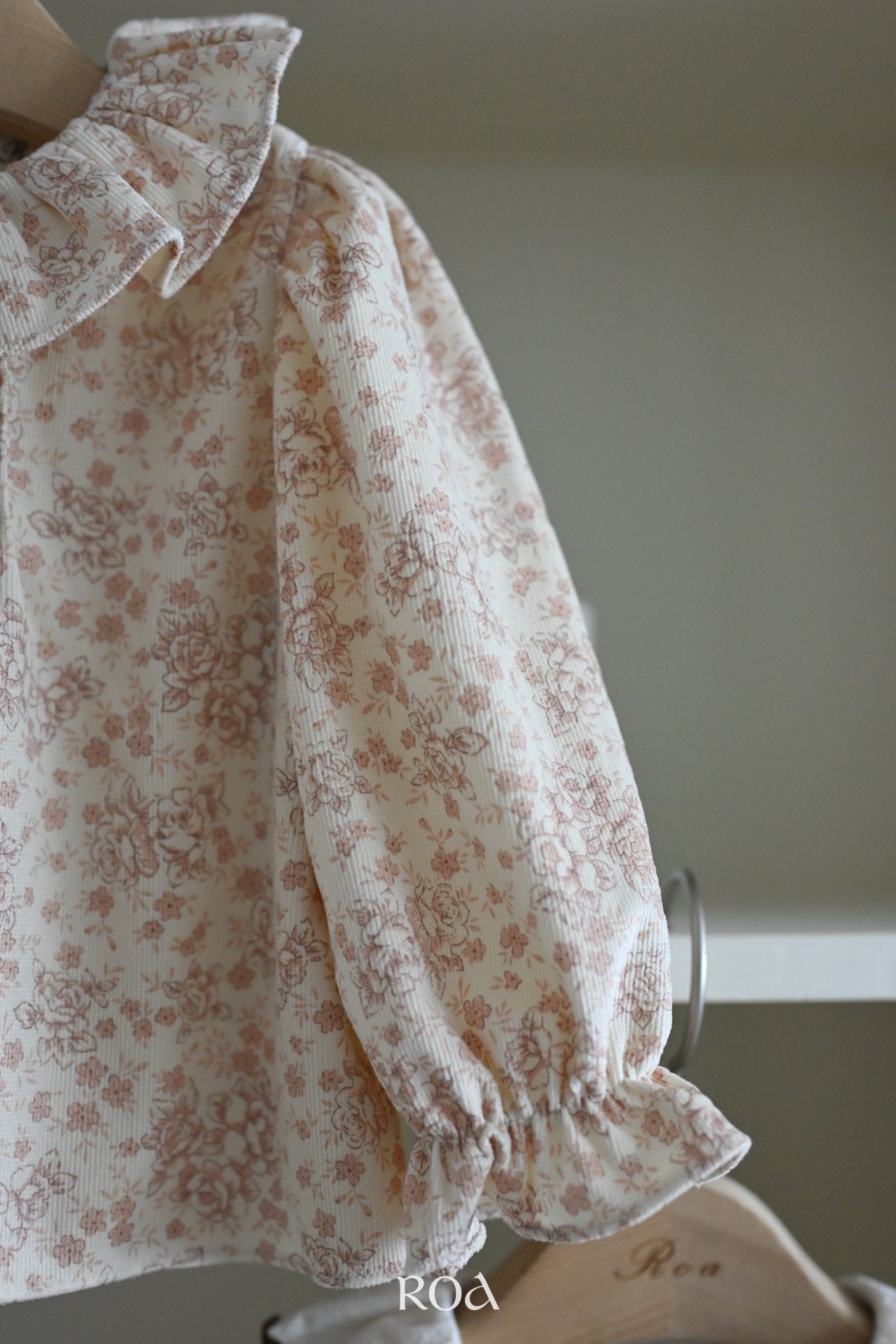 ［ROA］Tuck frill blouse