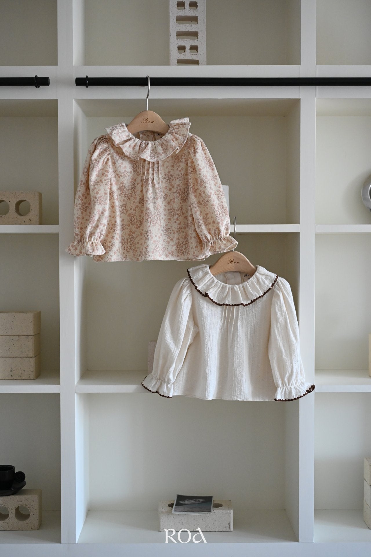 ［ROA］Tuck frill blouse
