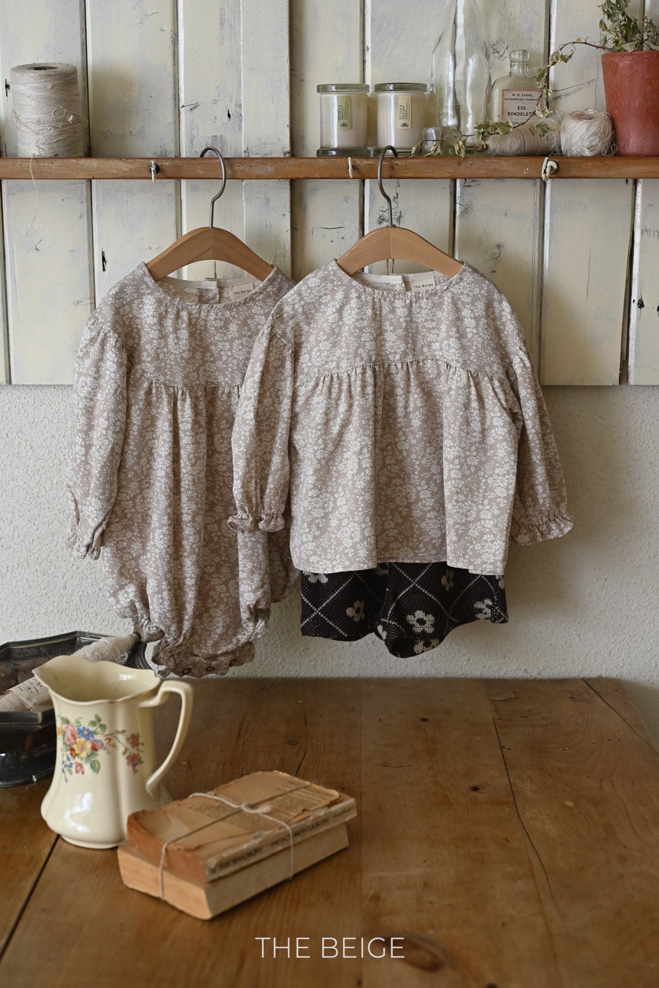 ［The beige］Flower shirring rompers