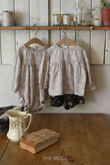 ［The beige］Flower shirring rompers