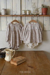 ［The beige］Flower shirring rompers