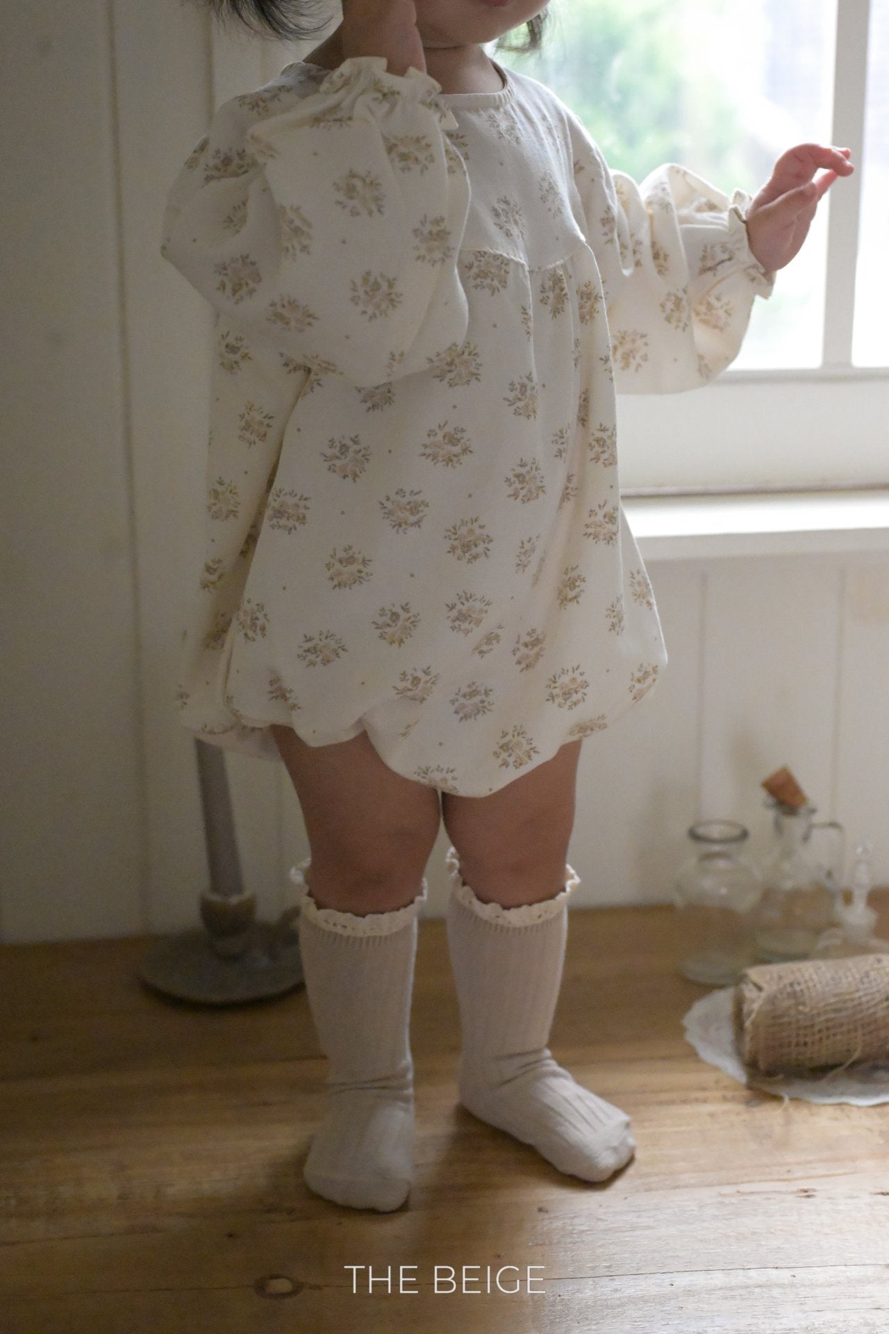 ［The beige］Flower shirring rompers