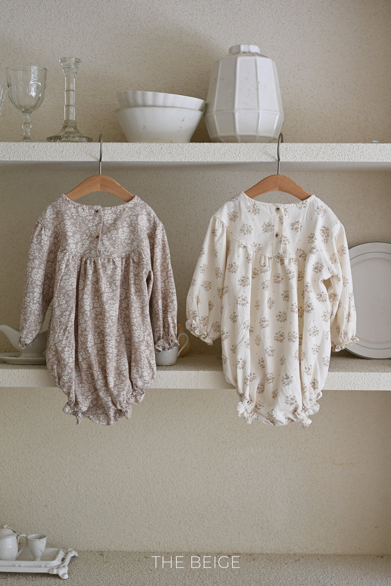 ［The beige］Flower shirring rompers
