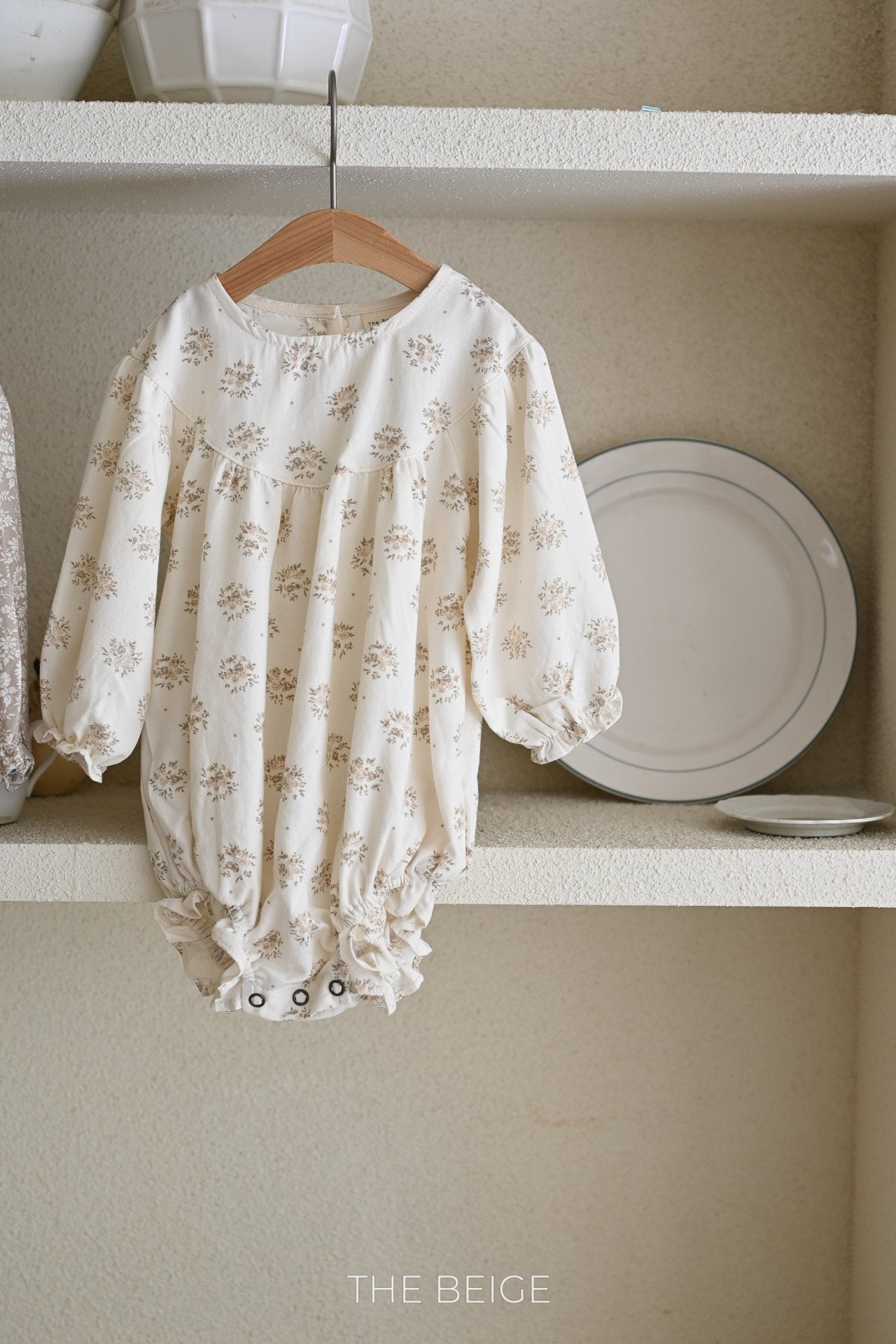 ［The beige］Flower shirring rompers