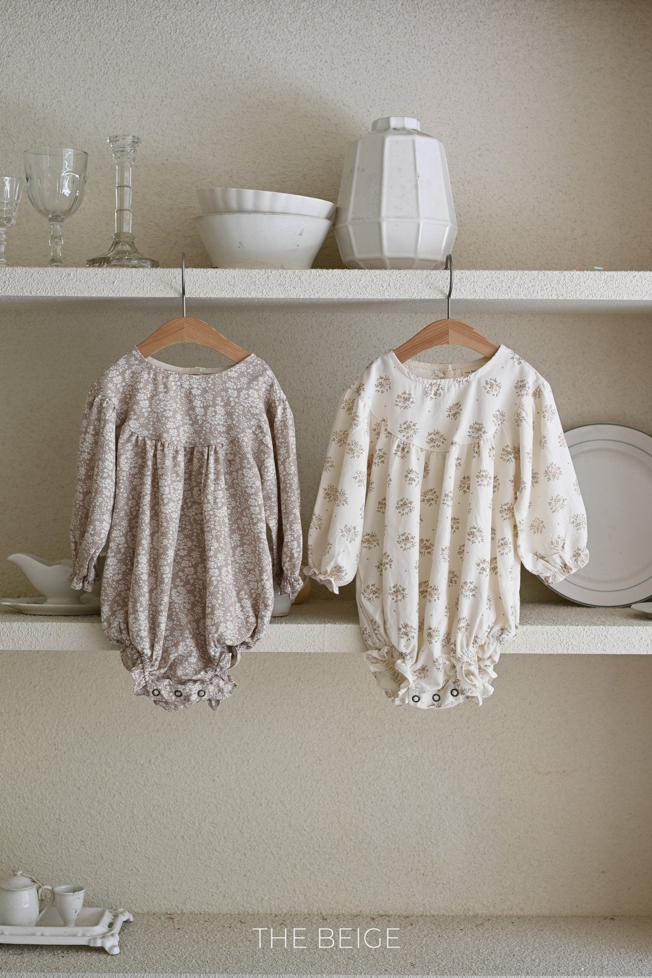 ［The beige］Flower shirring rompers