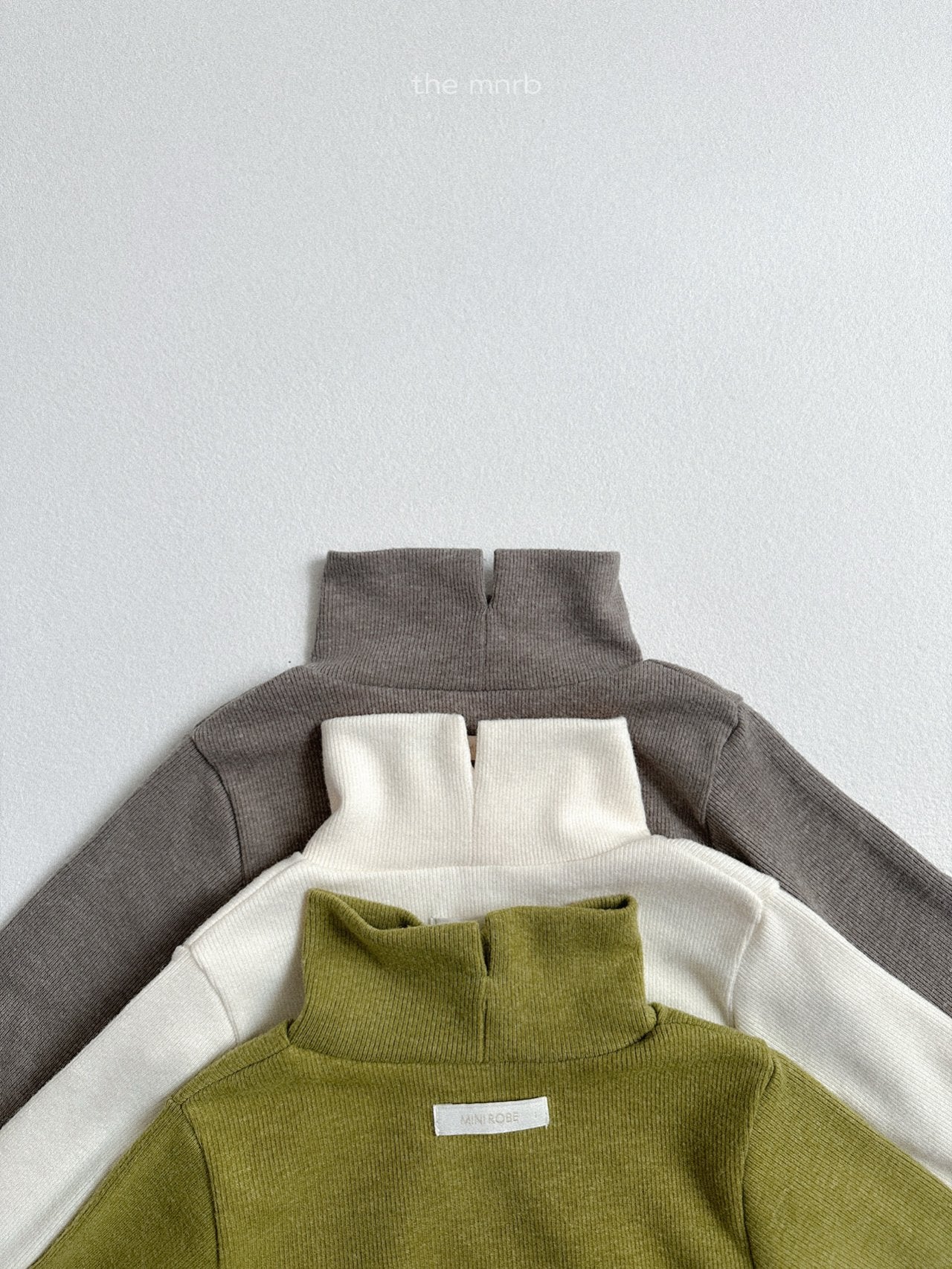 ［minirobe］Ribbed open turtleneck