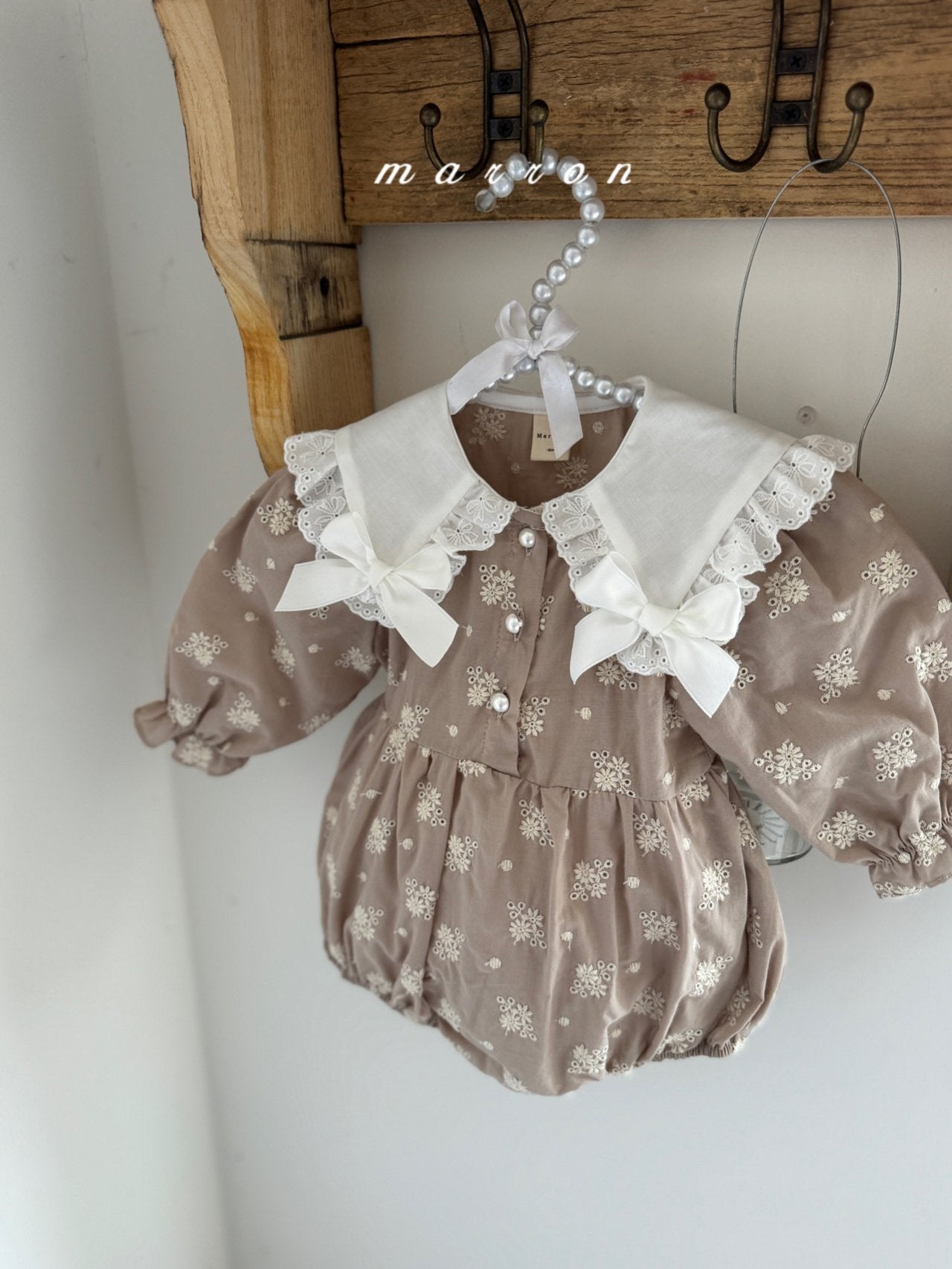 ［marron］Petit ribbon collar rompers