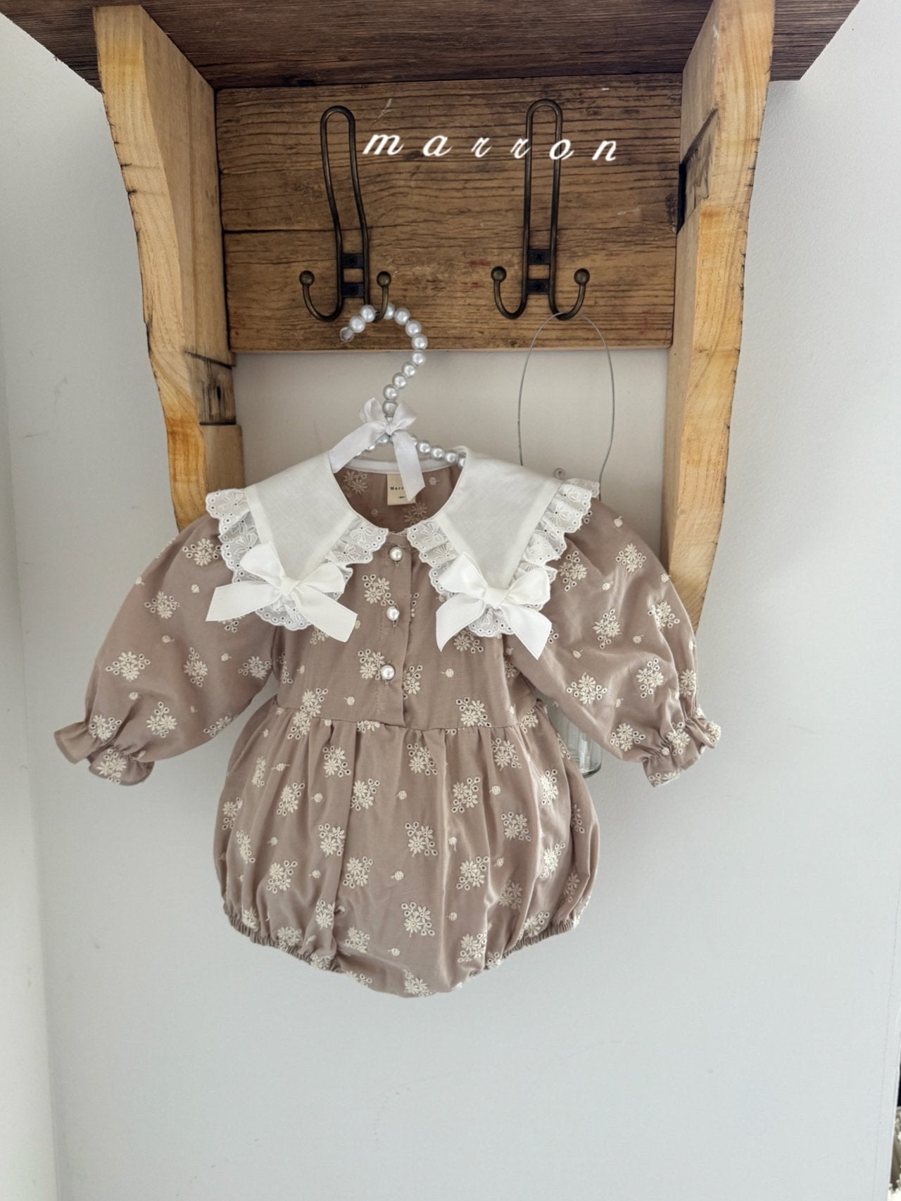 ［marron］Petit ribbon collar rompers