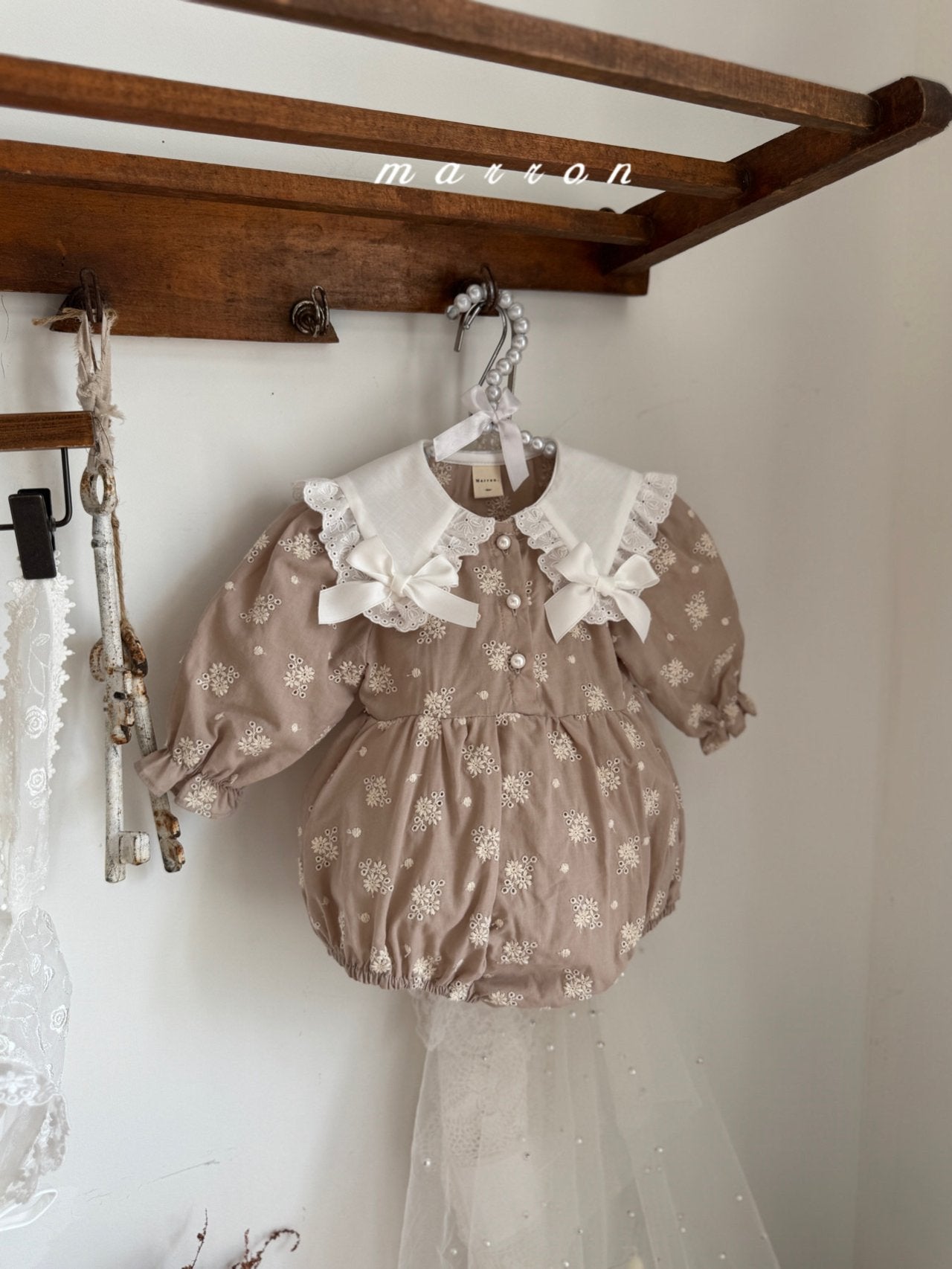 ［marron］Petit ribbon collar rompers