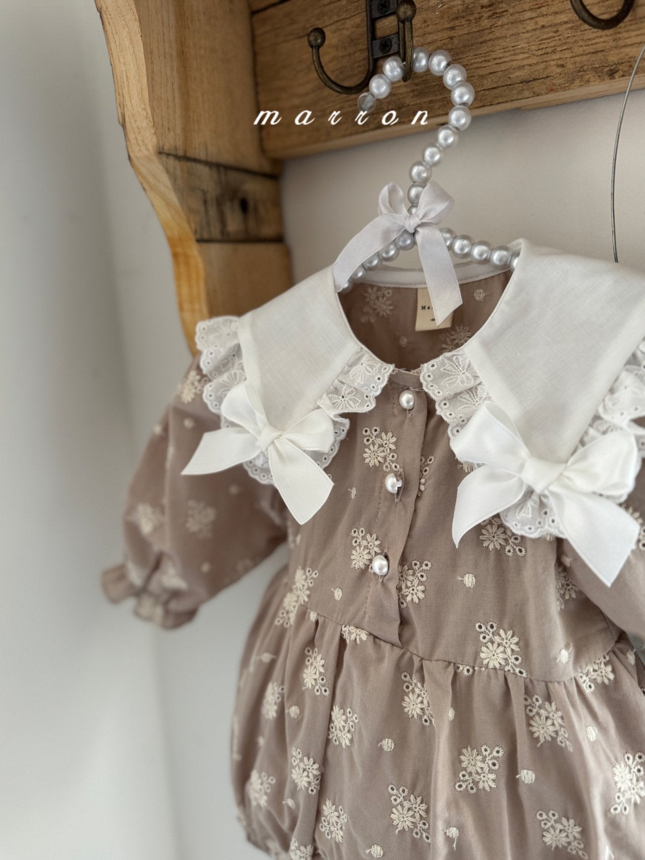 ［marron］Petit ribbon collar rompers