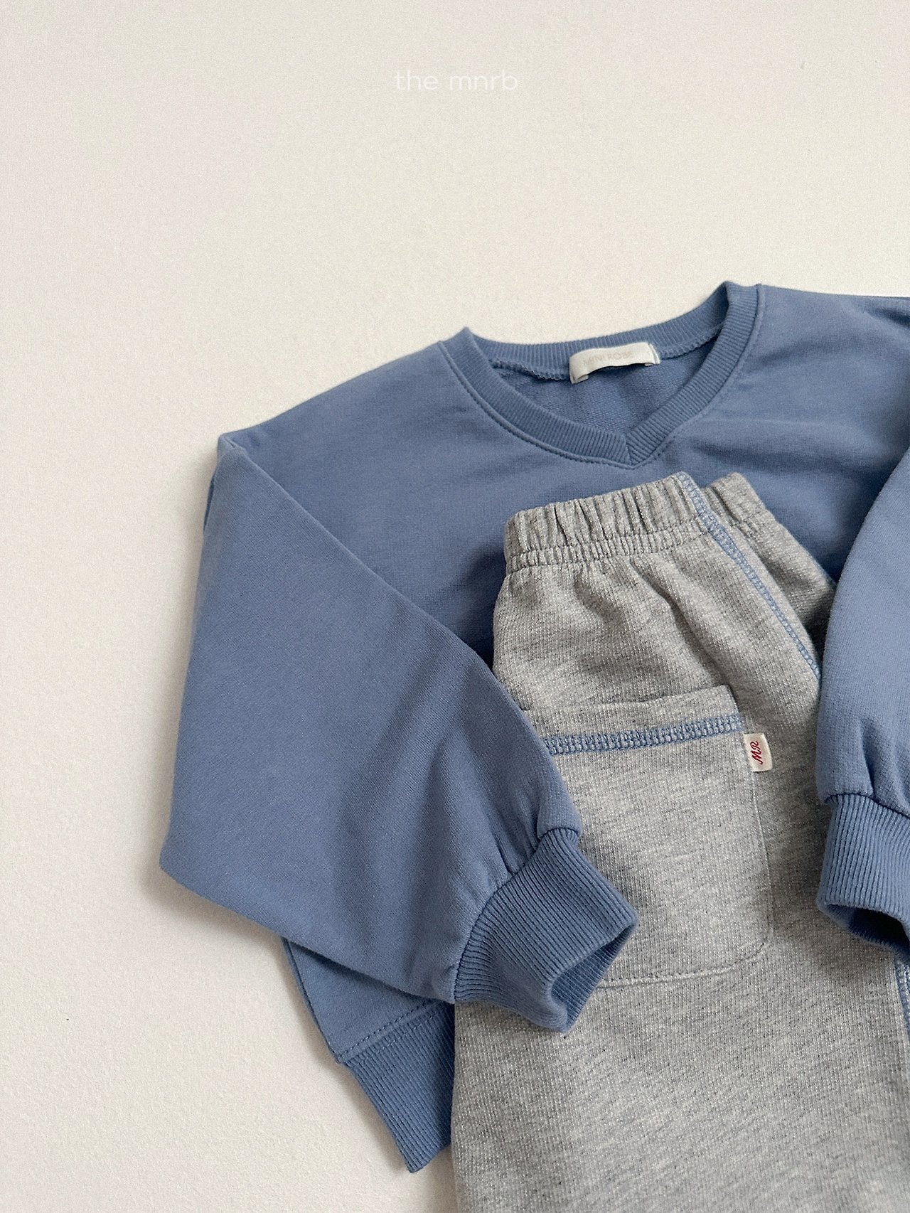 ［minirobe］Low V Neck Sweatshirt