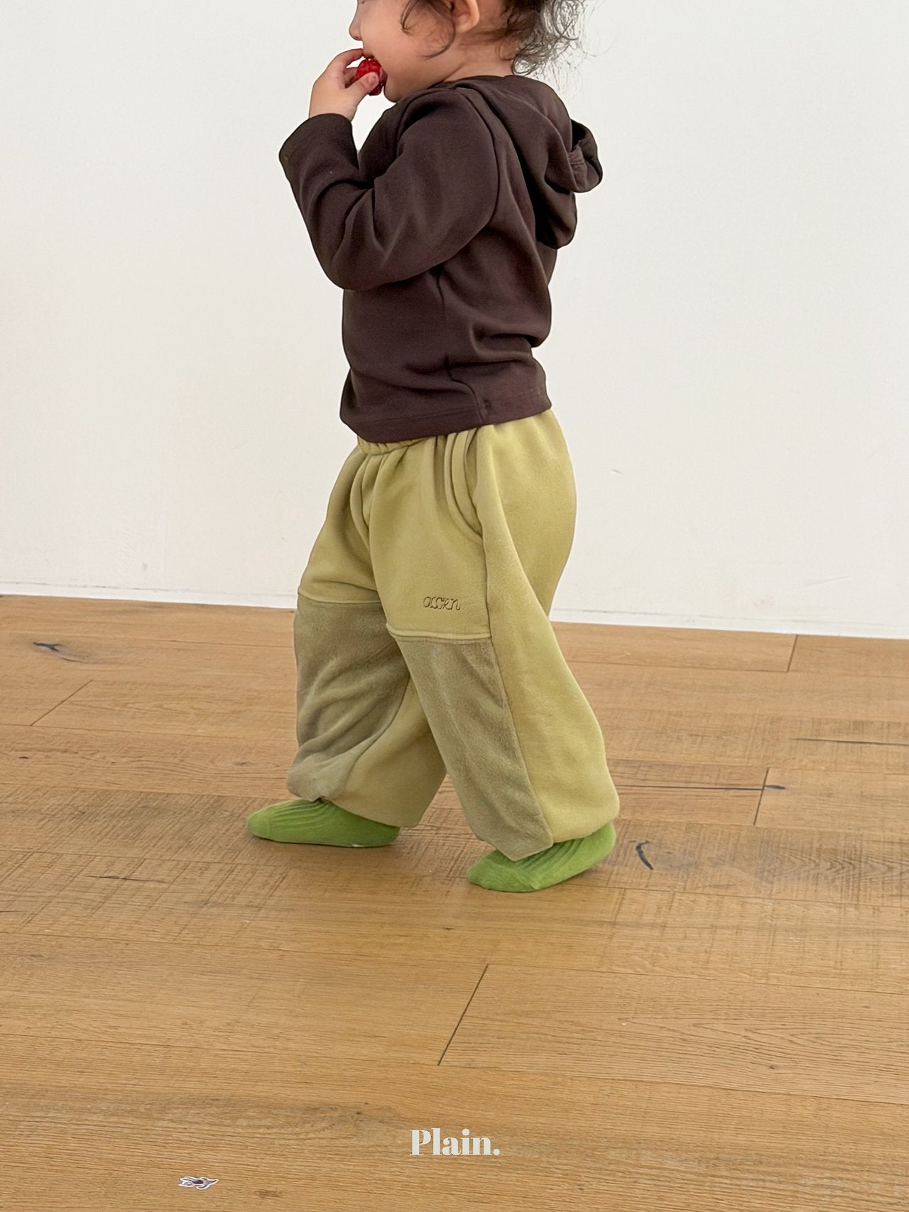 ［plain］ Acorn jogger pants