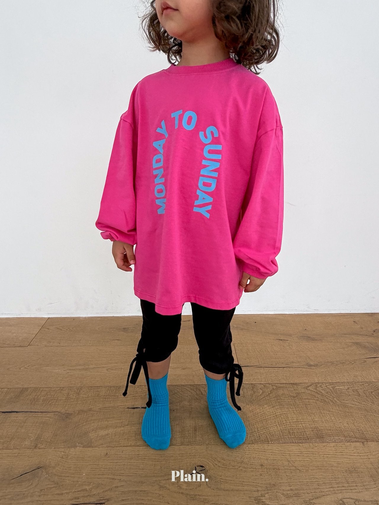 ［plain］ Monday to Sunday tee