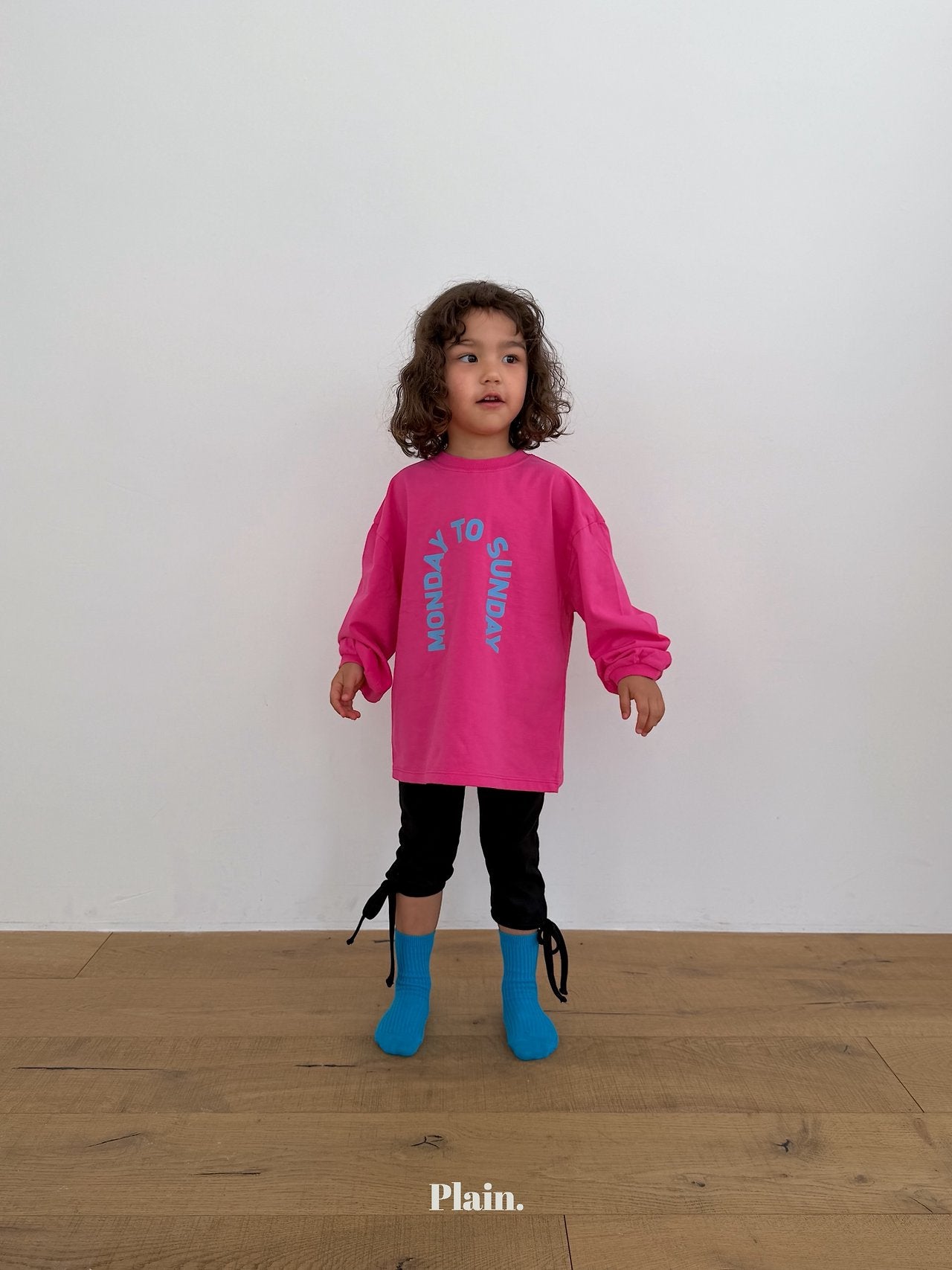 ［plain］ Monday to Sunday tee
