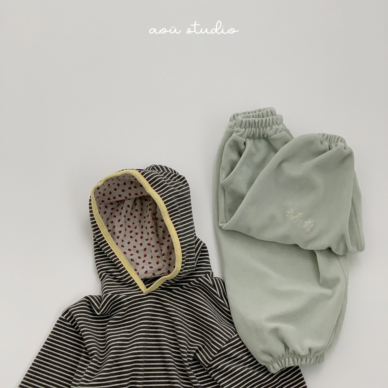 [aou studio] Strawberry hoodie